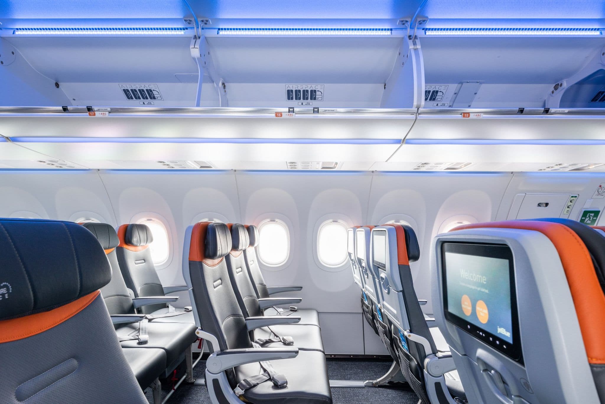 JetBlue Core 客艙,配有藍色真皮座椅及座椅背屏幕