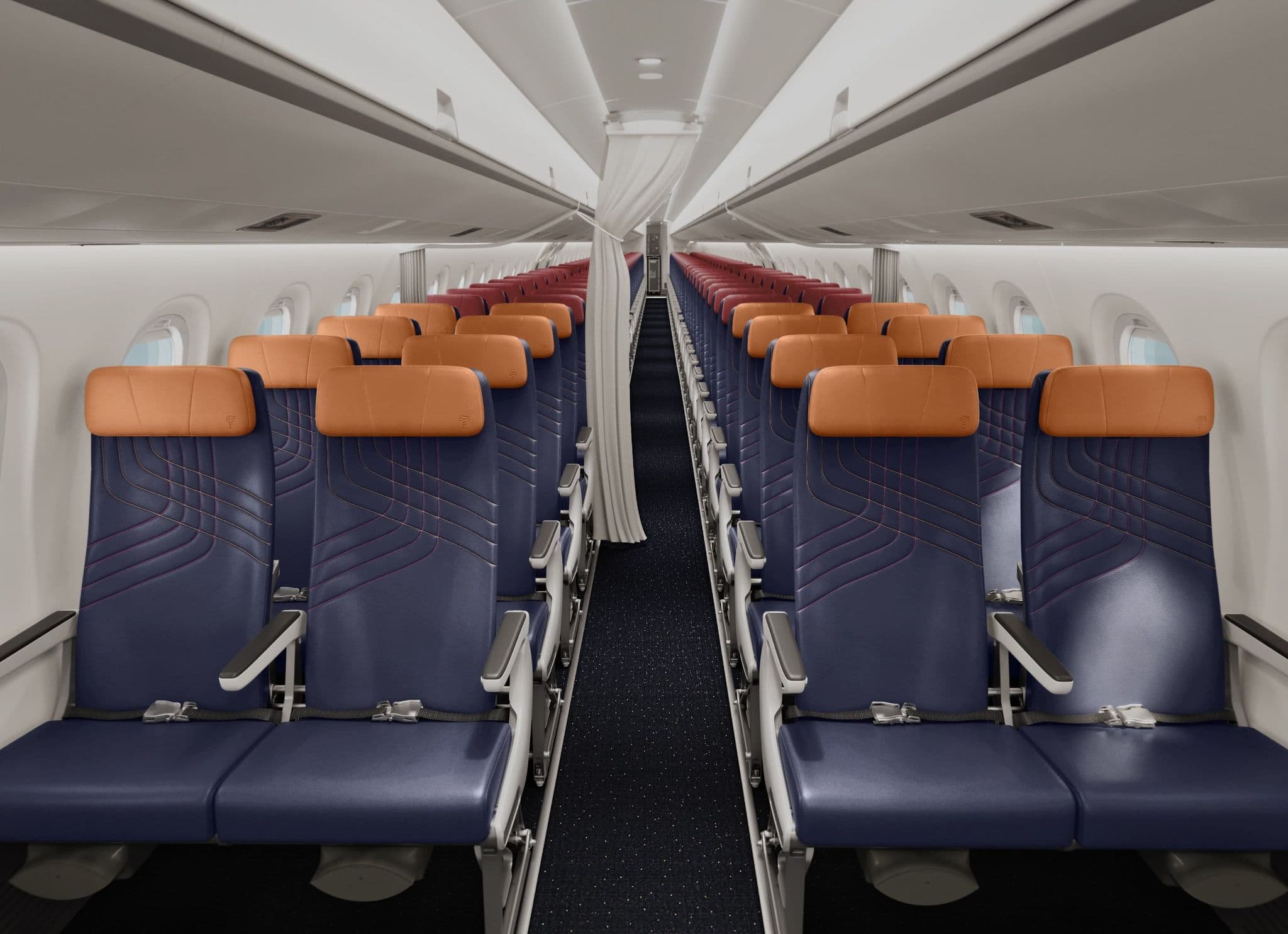 Cabina dell'Embraer E195-E2 di LATAM Airlines con copripoggiatesta beige e sedili blu navy