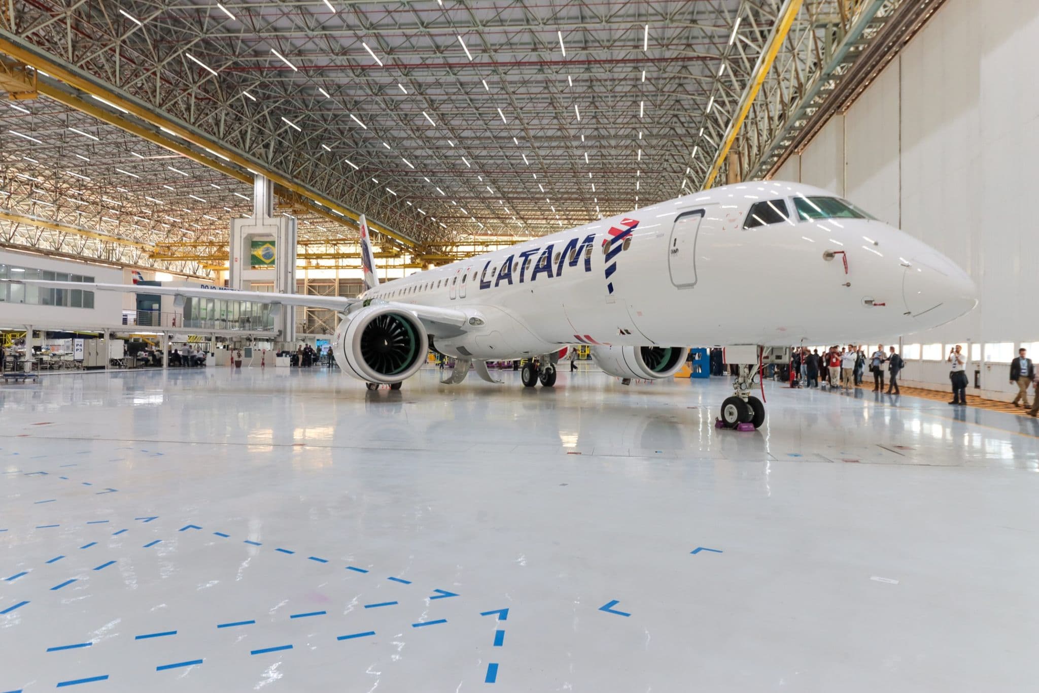 Aeromobile Embraer E195-E2 di LATAM Airlines parcheggiato in un hangar