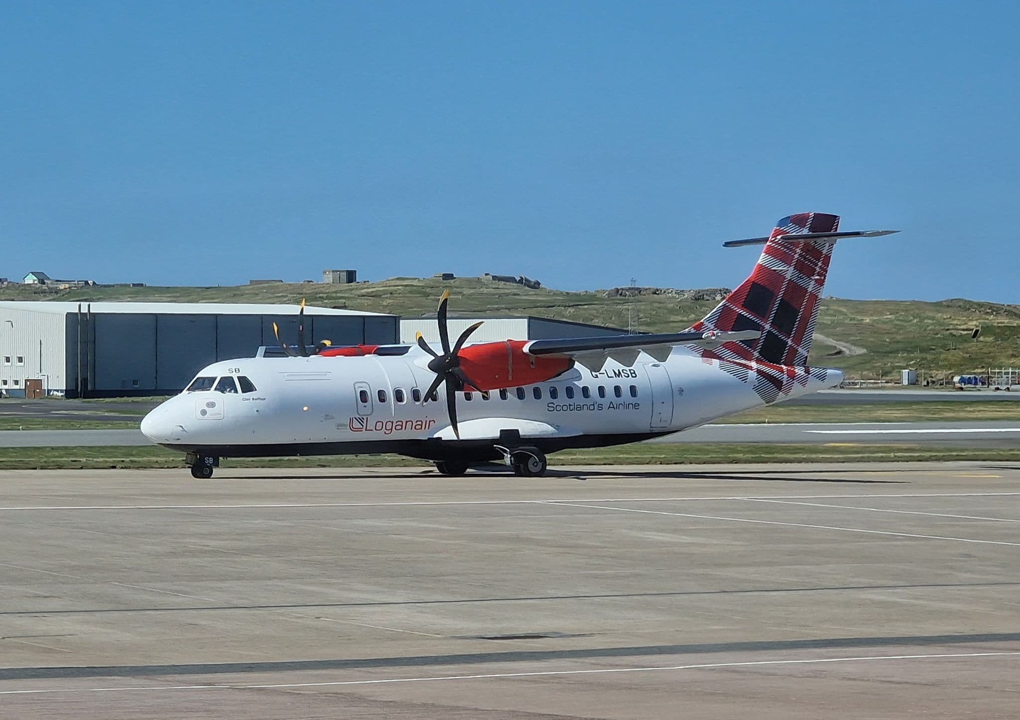 셰틀랜드의 섬버러 공항에 있는 Loganair ATR 42-600 G-LMSB