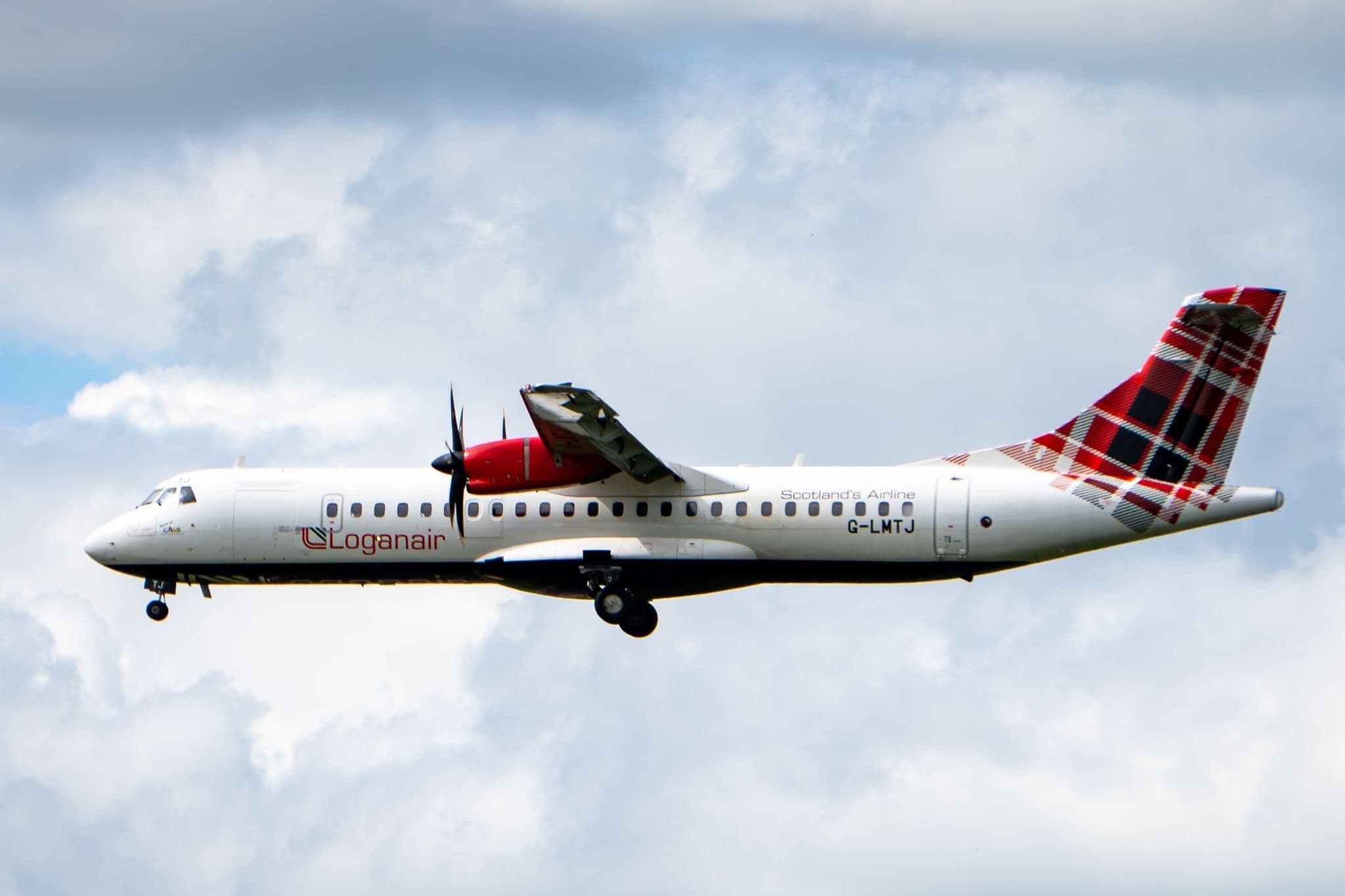 에든버러 공항의 Loganair ATR 72-600 G-LMTJ