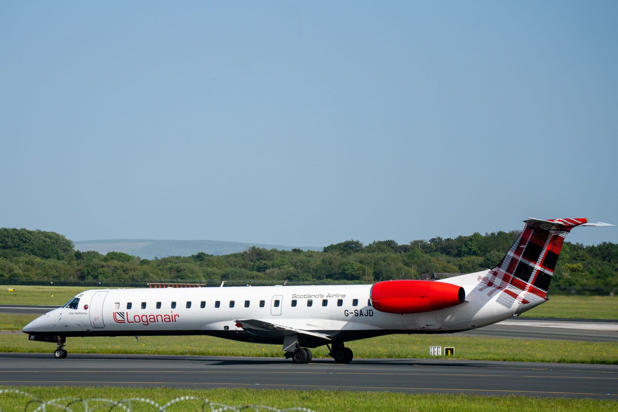 맨체스터 공항의 Loganair Embraer ERJ-145 G-SAJD