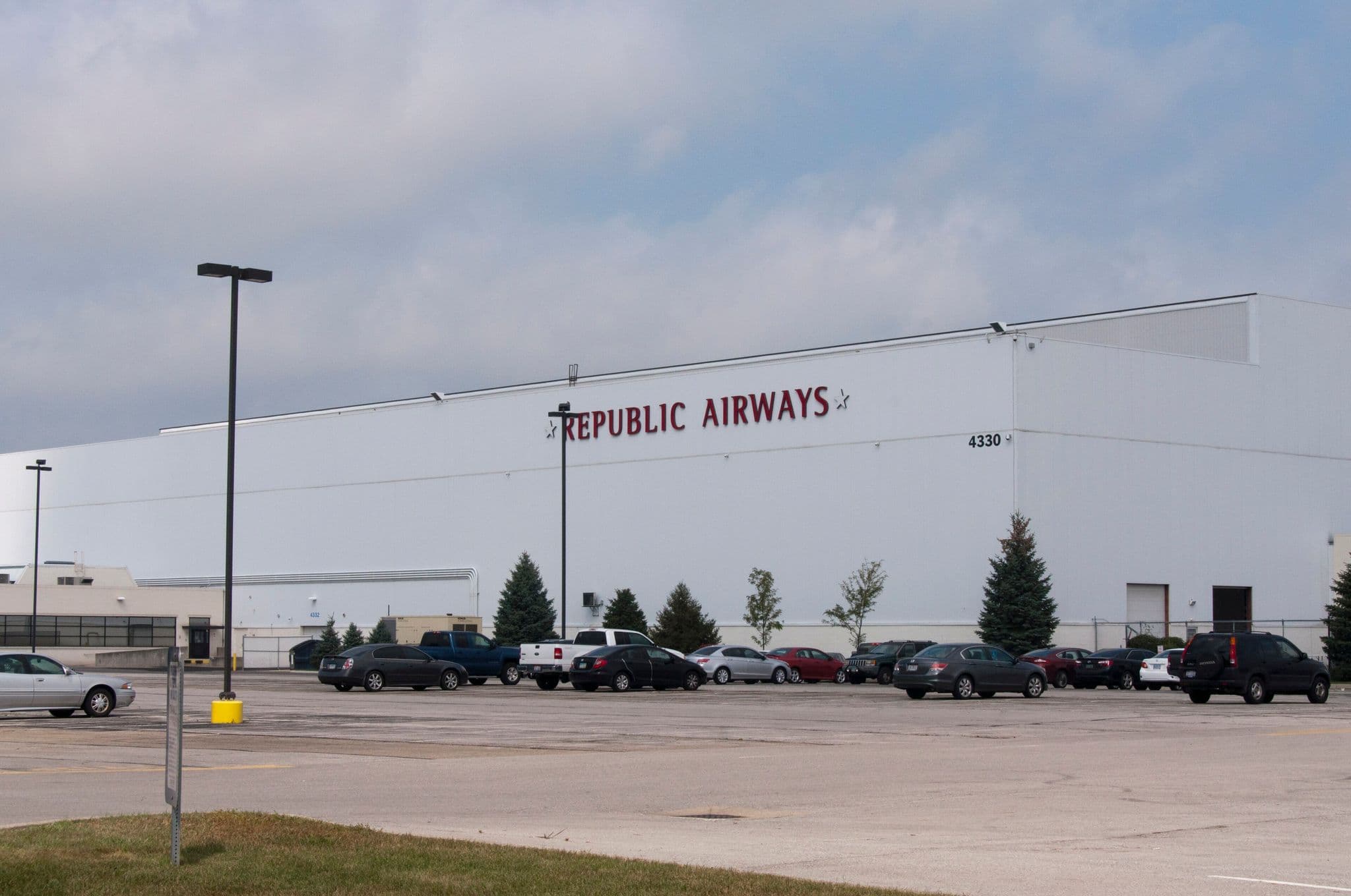 Republic Airways 機組基地大樓,外牆掛有 Republic Airways 招牌