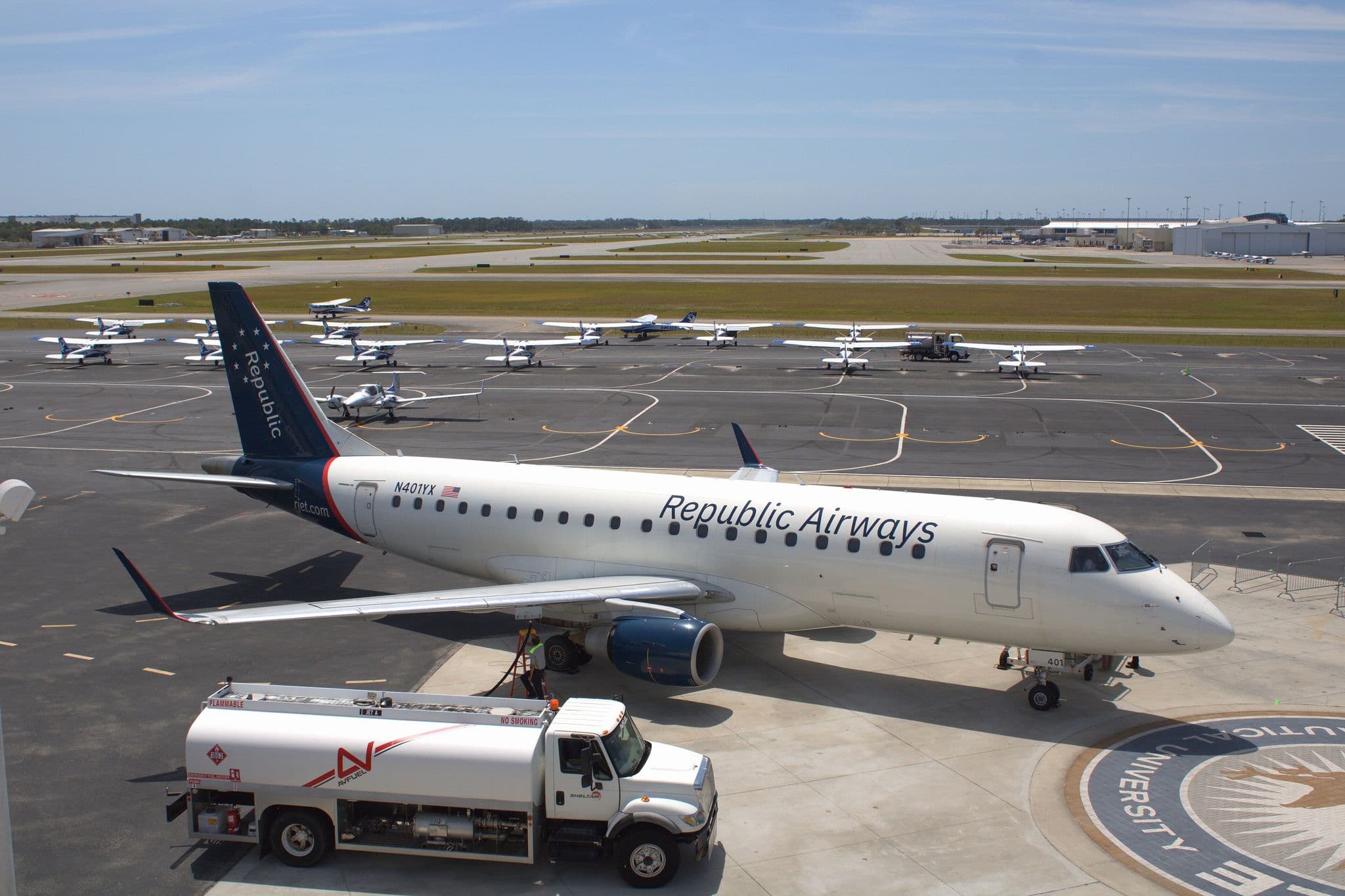 Republic Airways Embraer 175 N401YX 停放在機場停機坪上,旁邊是一輛加油車