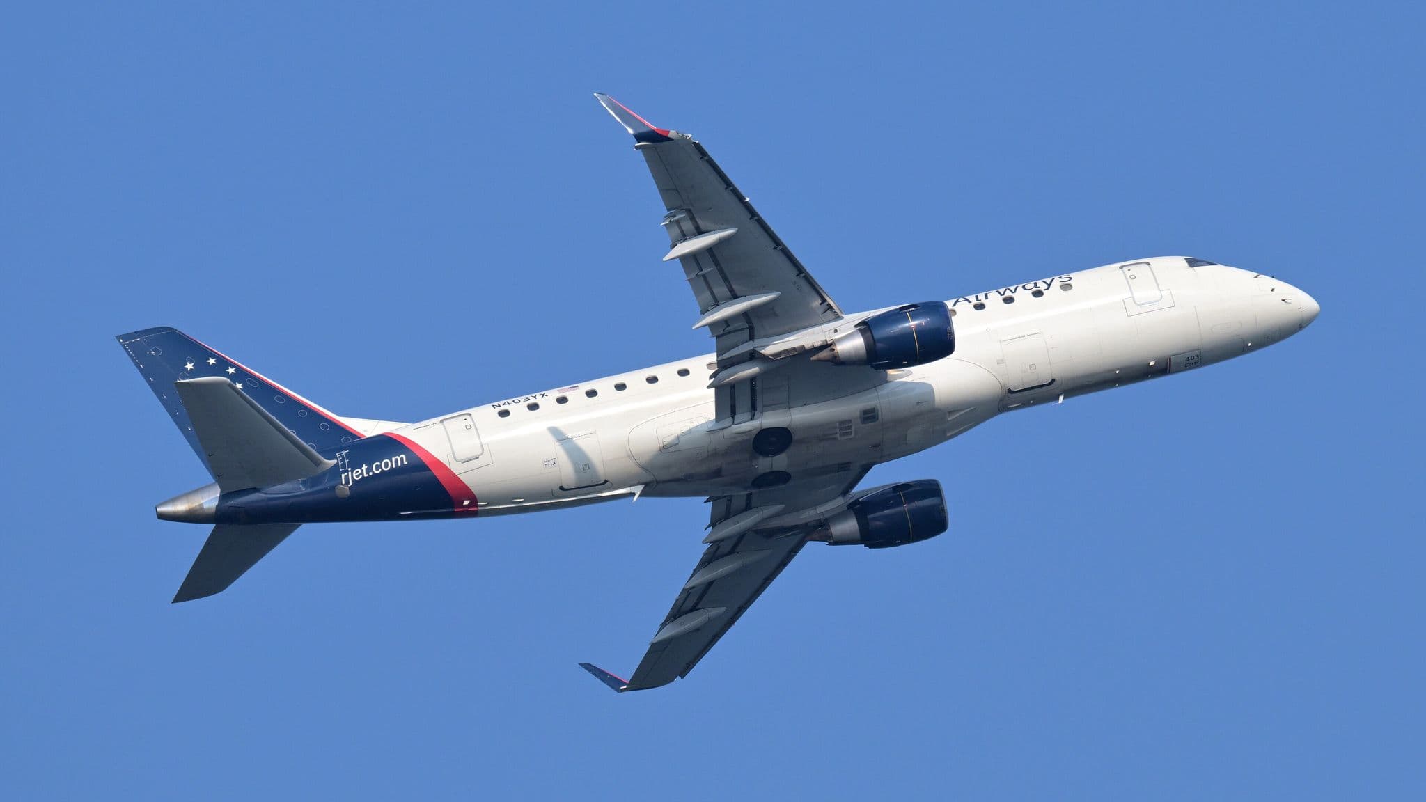 Republic Airways Embraer 175 N403YX 以 Republic 塗裝,在藍天下從波士頓洛根國際機場爬升離場