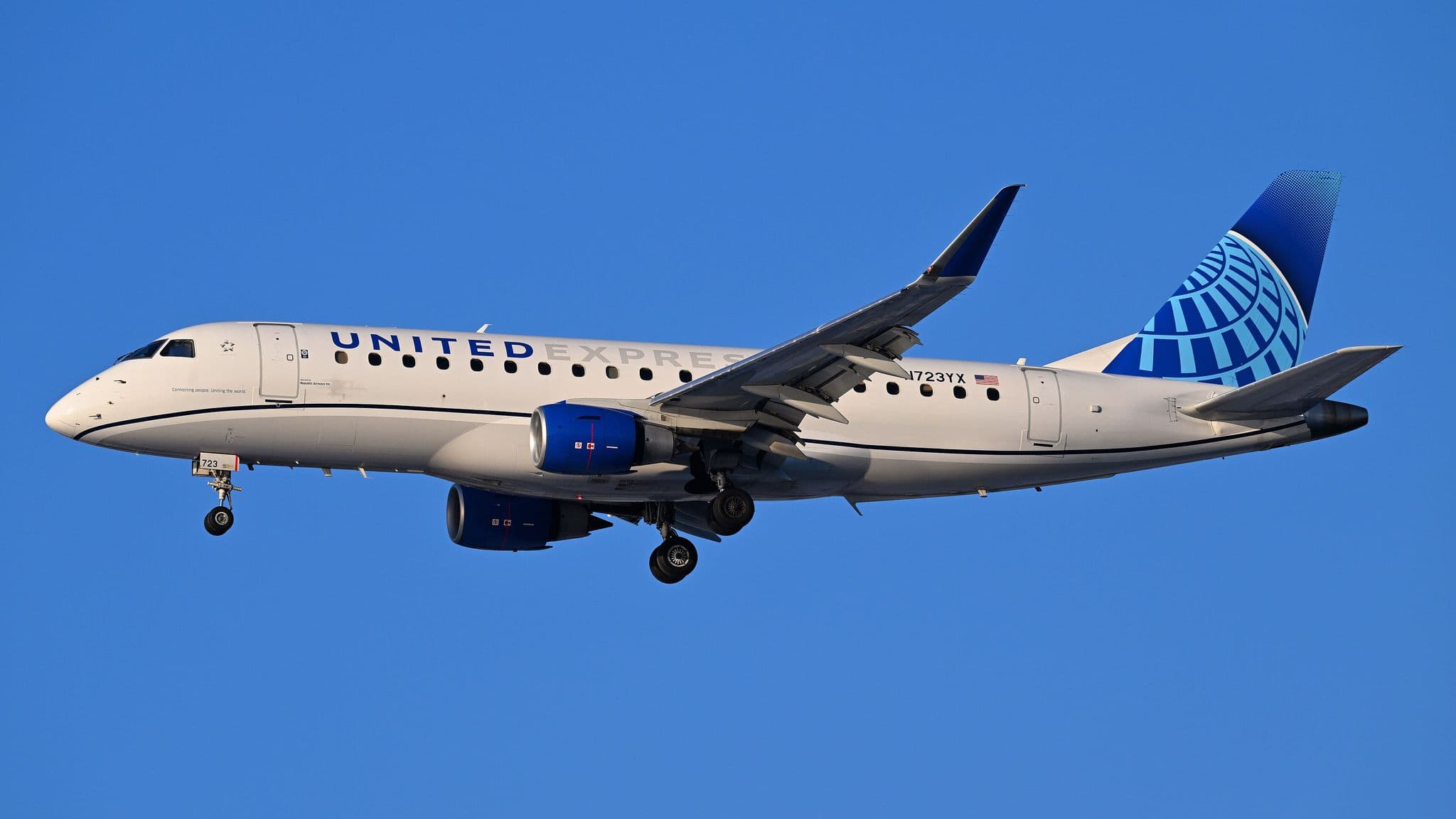 由 Republic Airways 營運的 United Express Embraer 175 N723YX 正進入波士頓的最後進近
