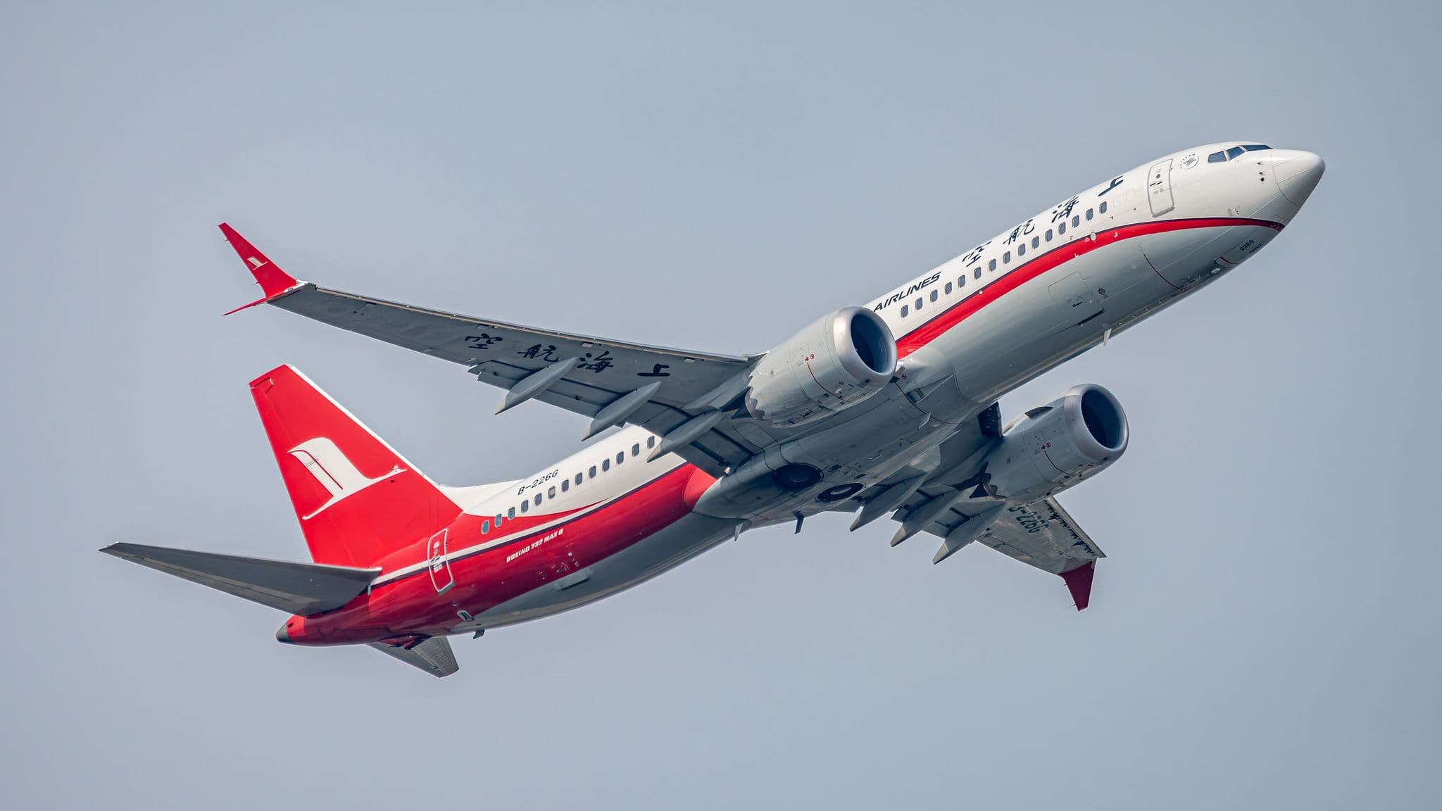 طائرة Boeing 737-800 تابعة لشركة Shanghai Airlines، رقم التسجيل B-226G، أثناء الطيران