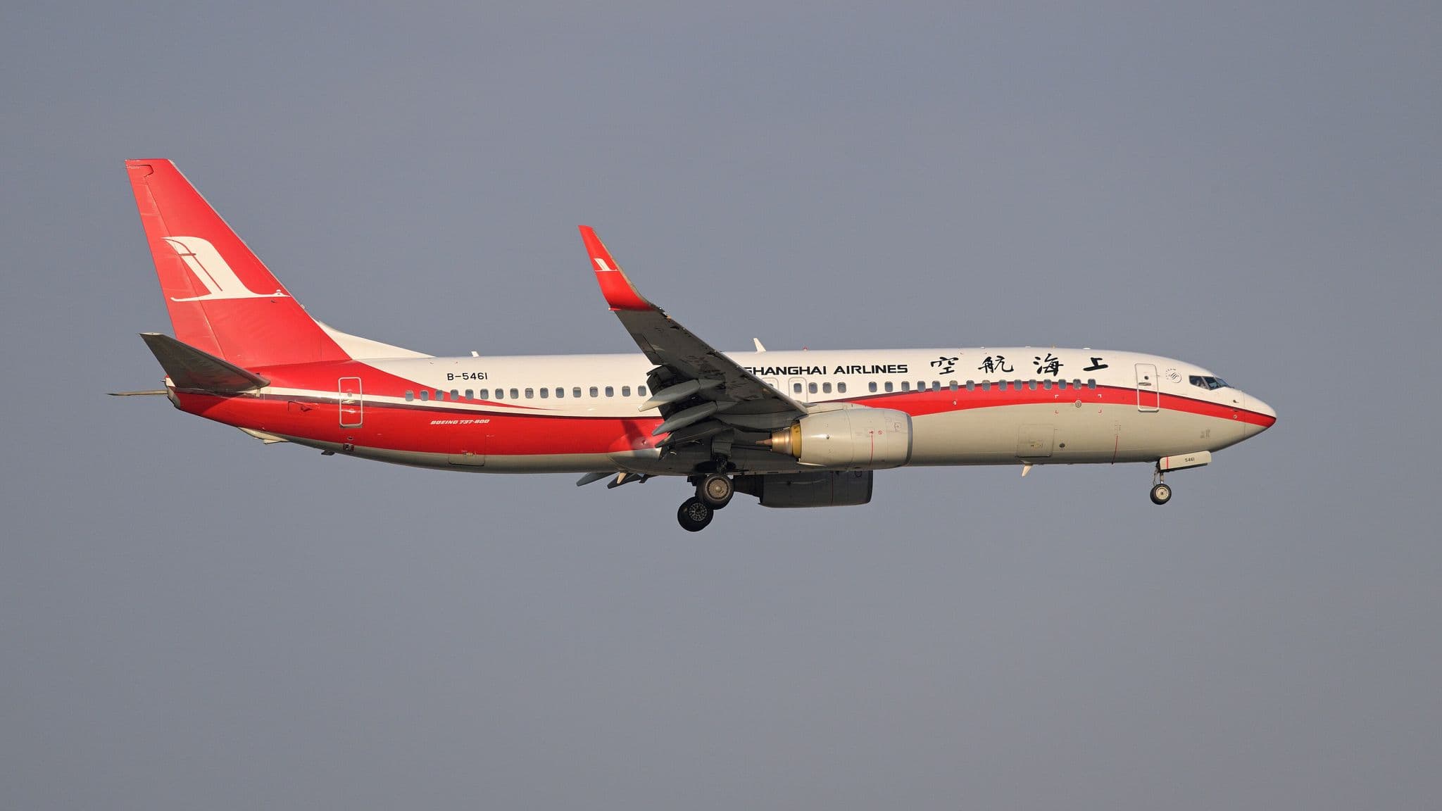 طائرة Boeing 737-800 تابعة لشركة Shanghai Airlines، رقم التسجيل B-5461، في مرحلة الاقتراب النهائي للهبوط في مطار شانغهاي هونغتشياو الدولي