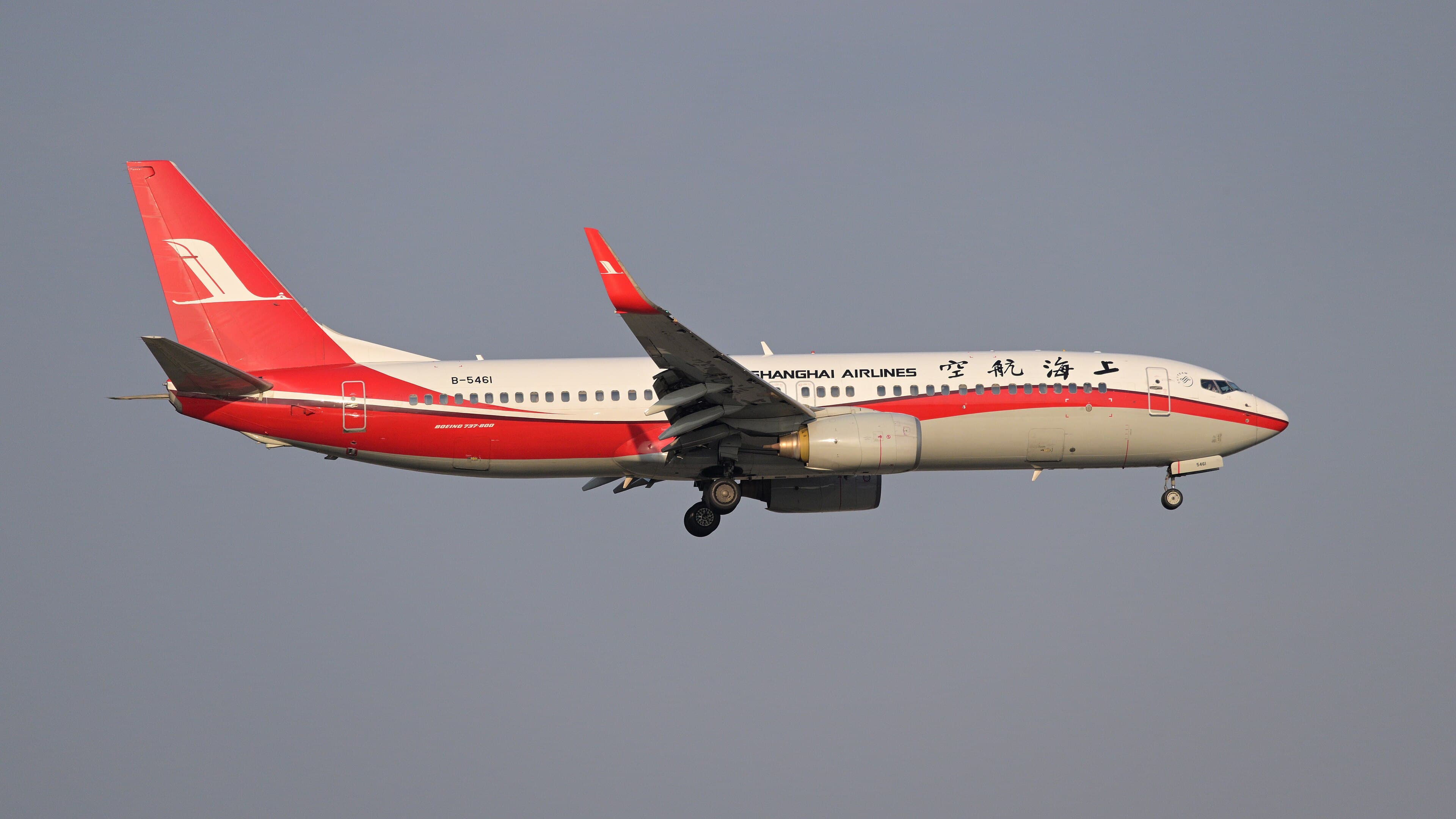 Boeing 737-800 der Shanghai Airlines (B-5461) im Endanflug auf den Internationalen Flughafen Shanghai-Hongqiao