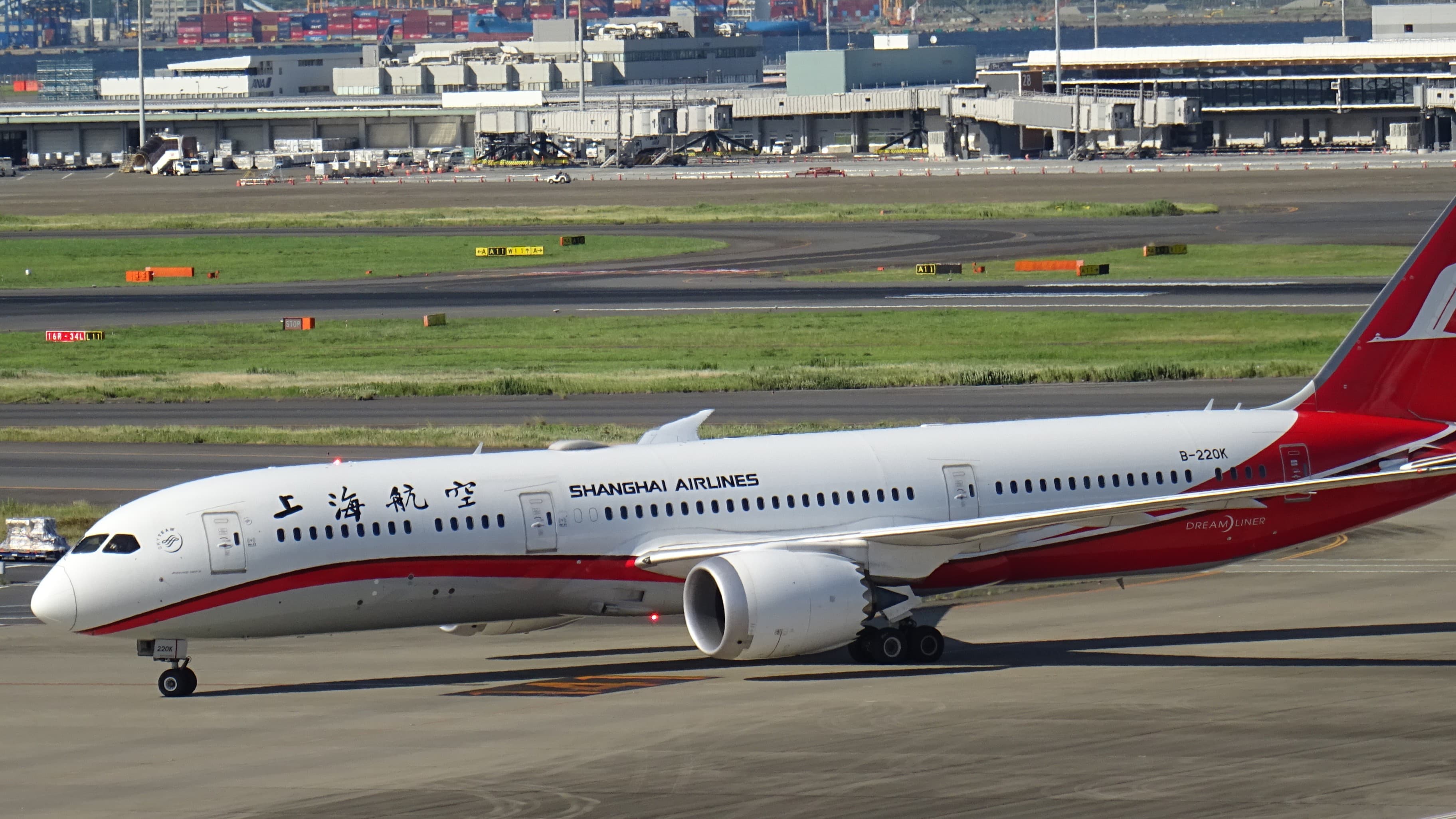 Boeing 787-9 Dreamliner der Shanghai Airlines (B-220K) rollt am Flughafen Tokio-Haneda