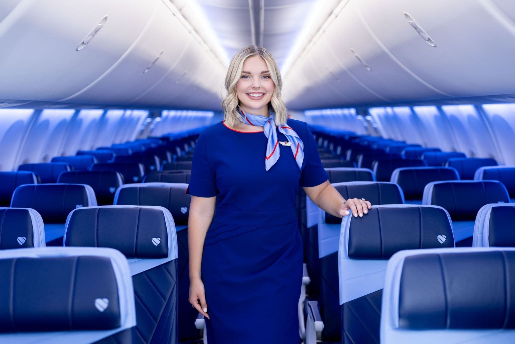 Southwest Airlines 空服員站在客艙內