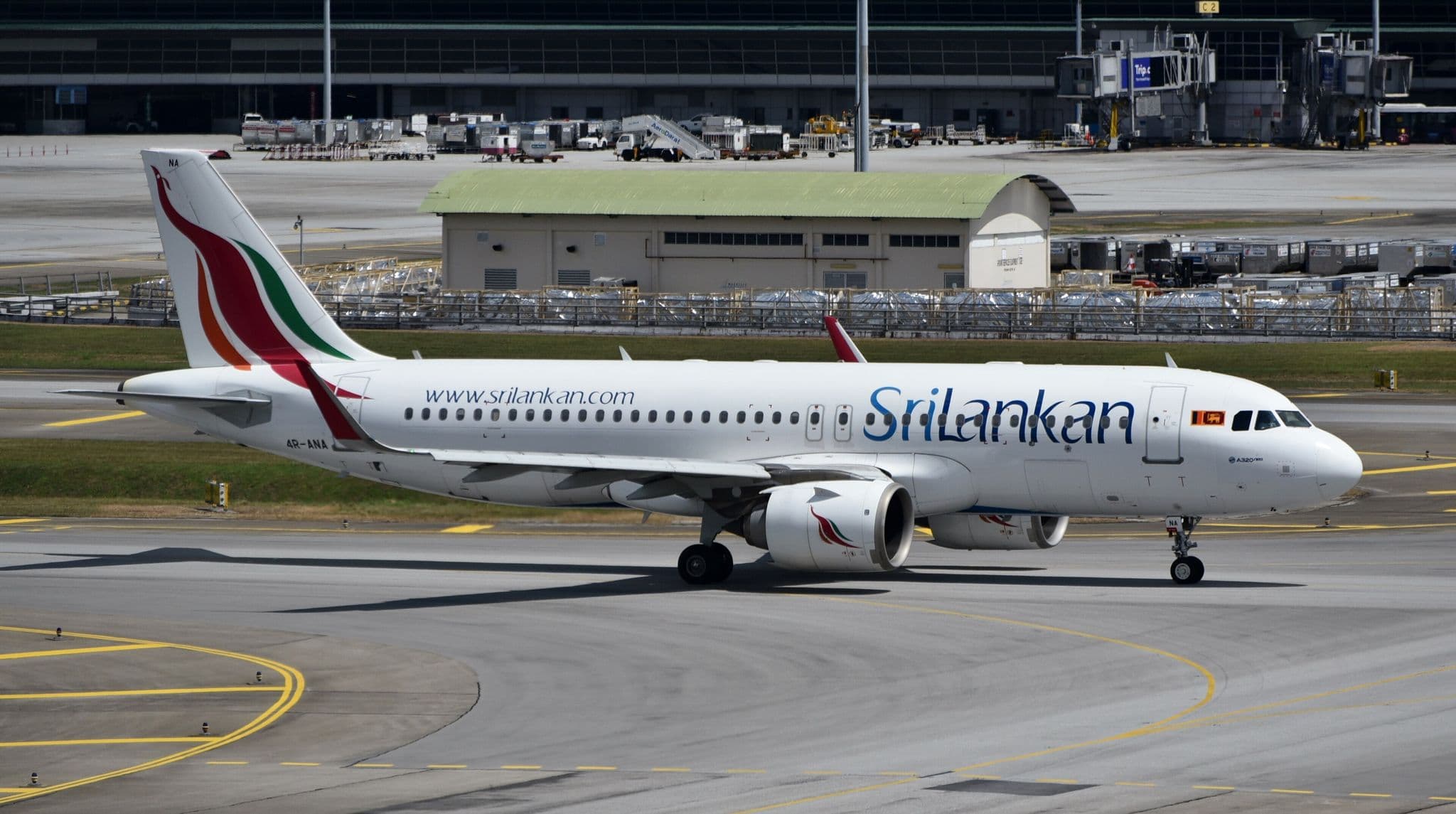 SriLankan Airlines空客A320neo客机4R-ANA在吉隆坡国际机场滑行