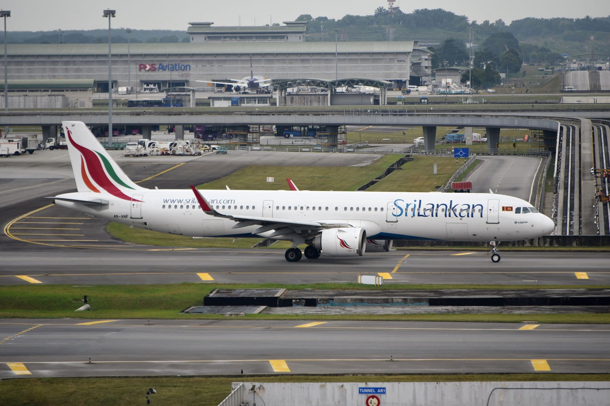 SriLankan Airlines空客A321neo客机4R-ANF在吉隆坡国际机场滑行