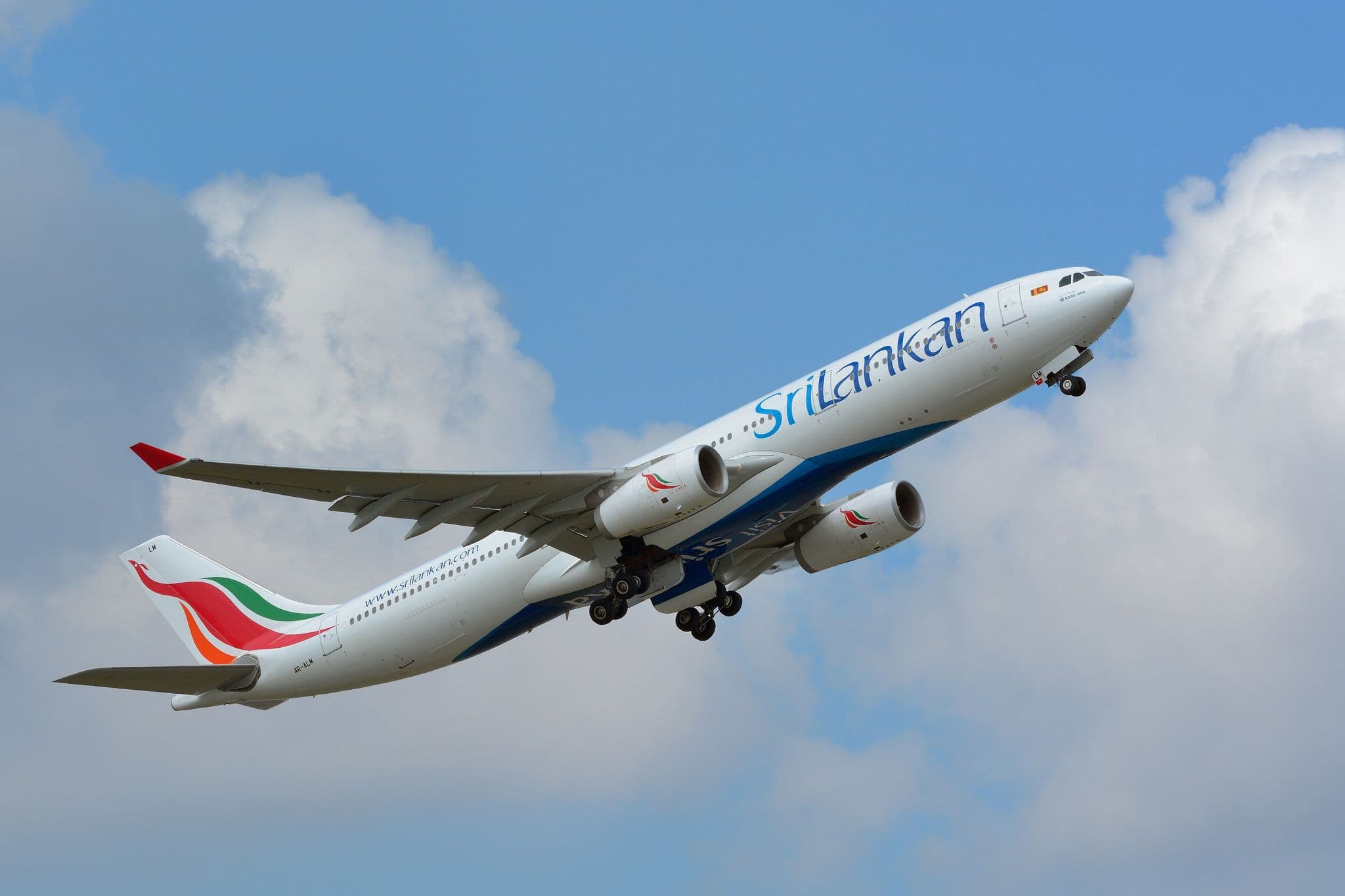 SriLankan Airlines空客A330-300客机4R-ALM在蓝天下飞行
