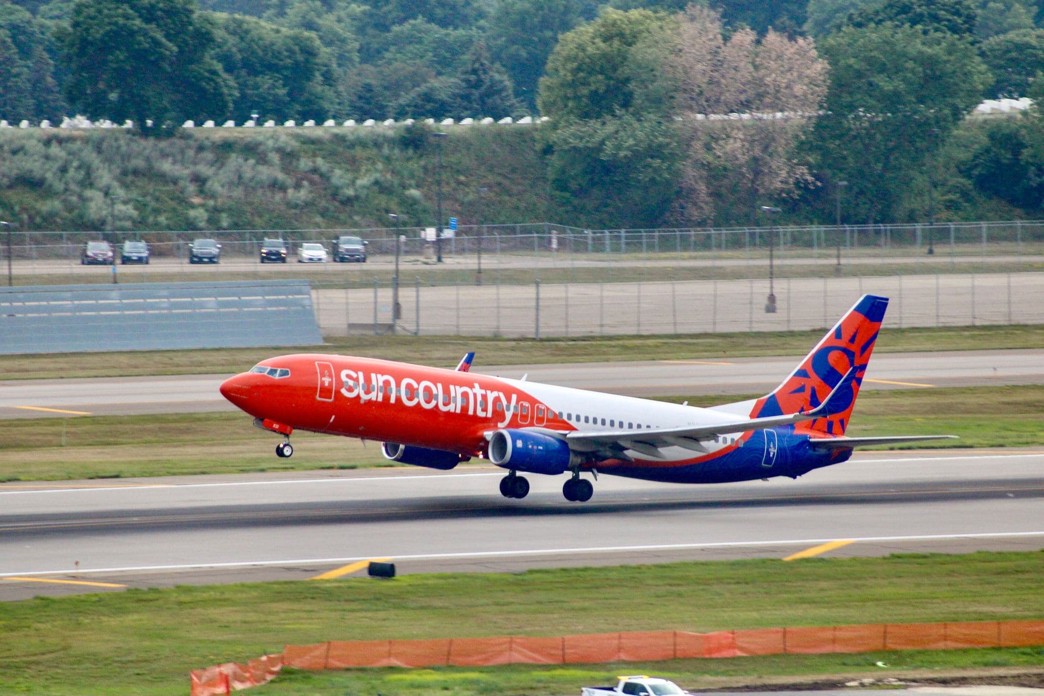 Sun Country Boeing 737-800 departing runway 12R at Minneapolis–St. Paul