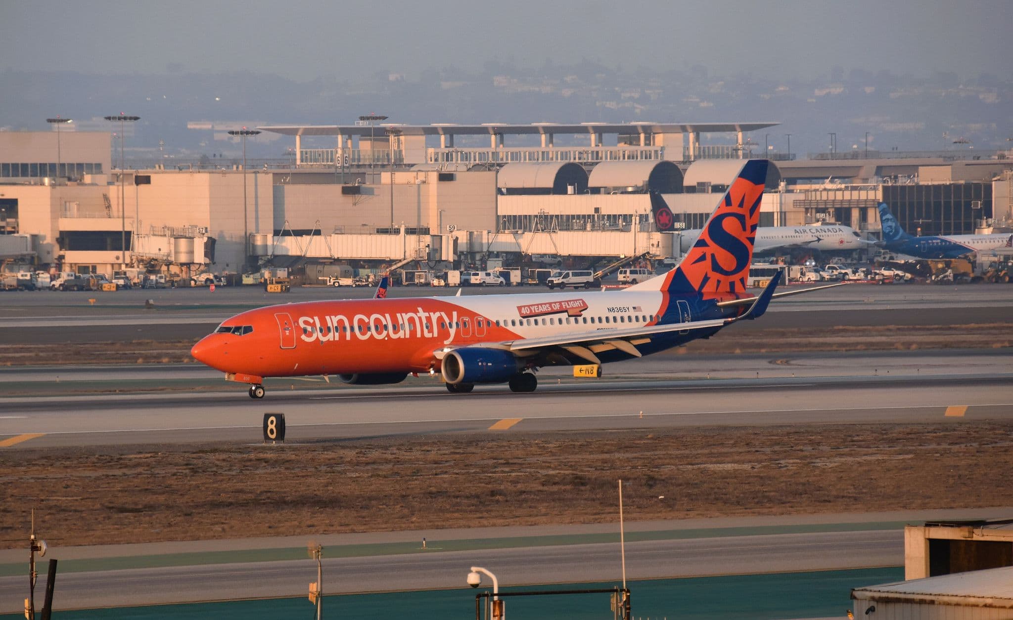 Sun Country Boeing 737-800 N836SY taxiing at Los Angeles International