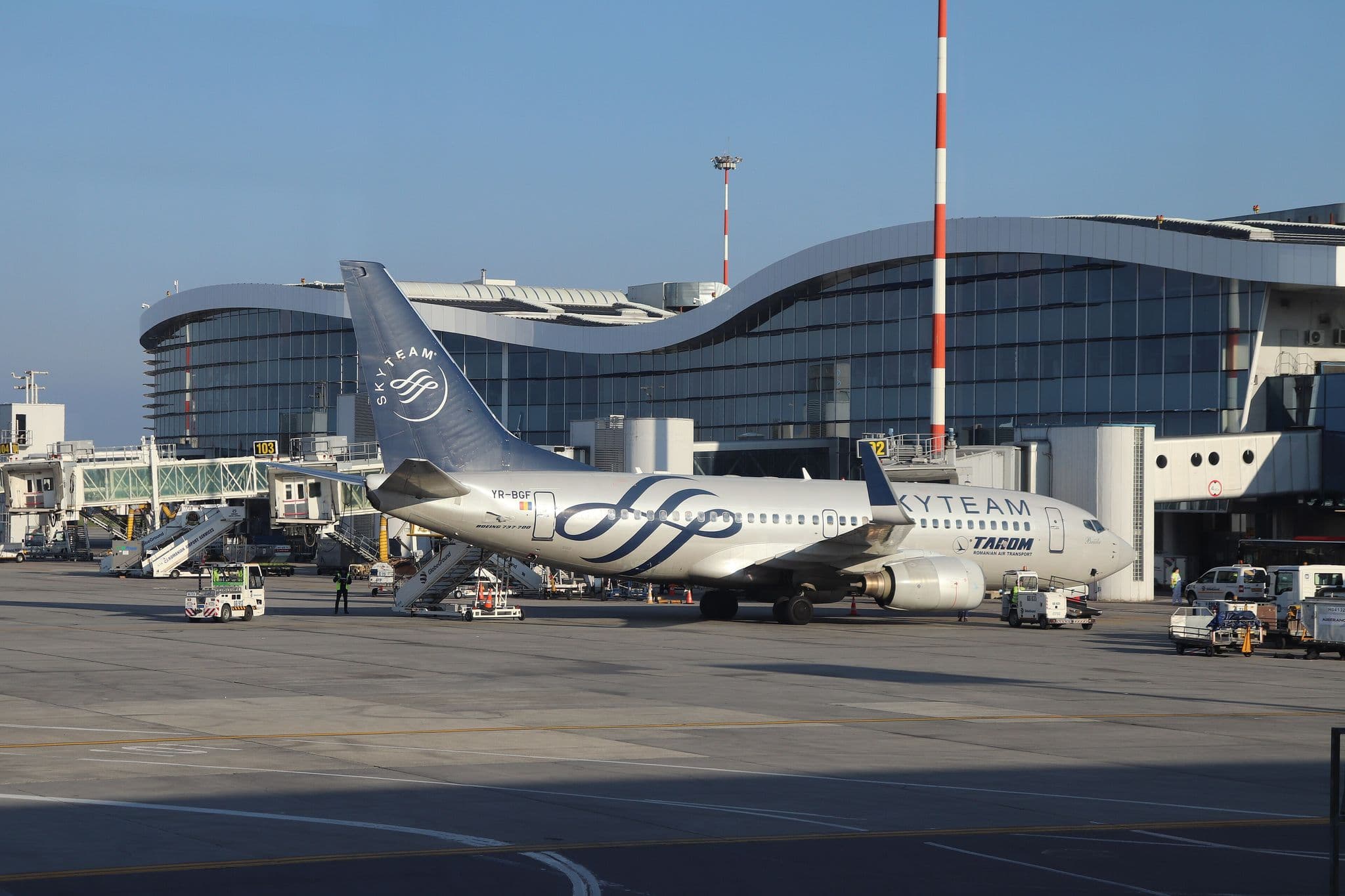 TAROM 波音 737-700 客機 YR-BGF 採 SkyTeam 塗裝,位於布加勒斯特亨利·科安達國際機場
