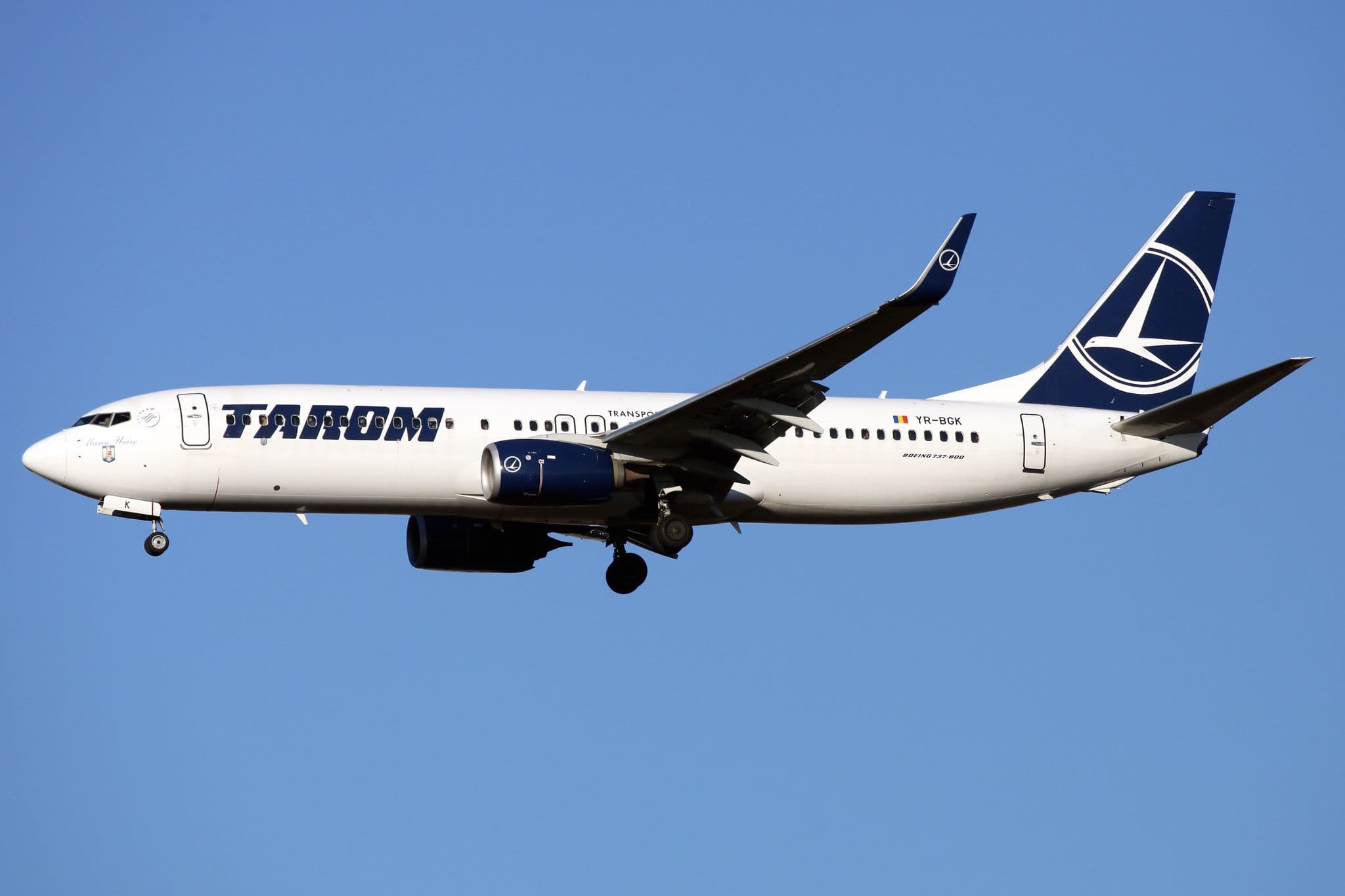 TAROM 波音 737-800 客機 YR-BGK 在倫敦希斯洛機場附近飛行
