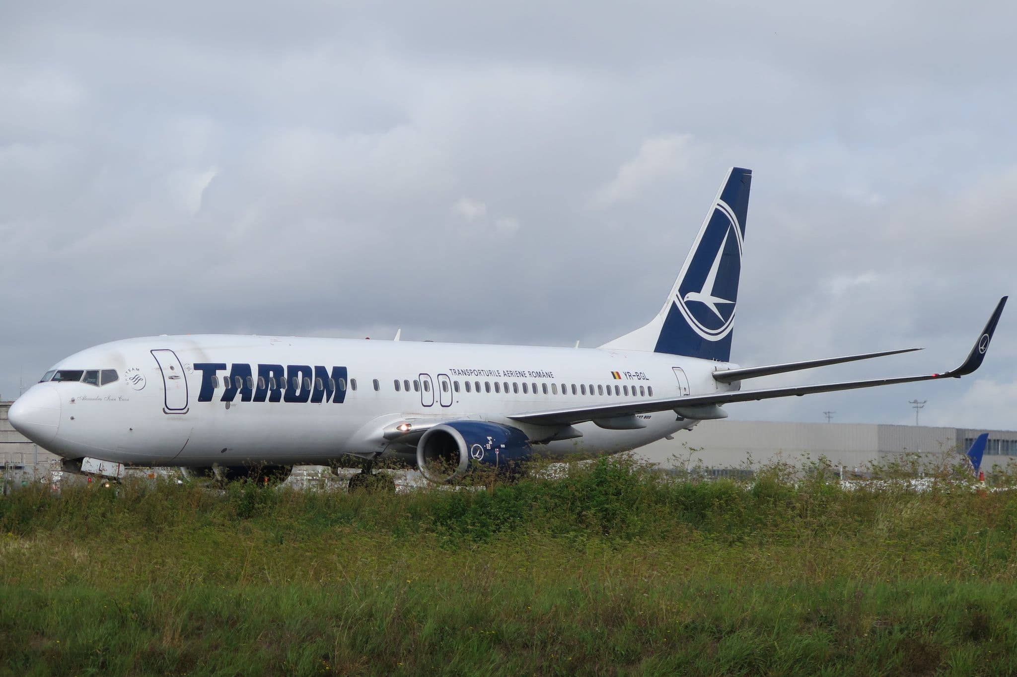 TAROM 波音 737-800 客機 YR-BGL 位於巴黎戴高樂機場