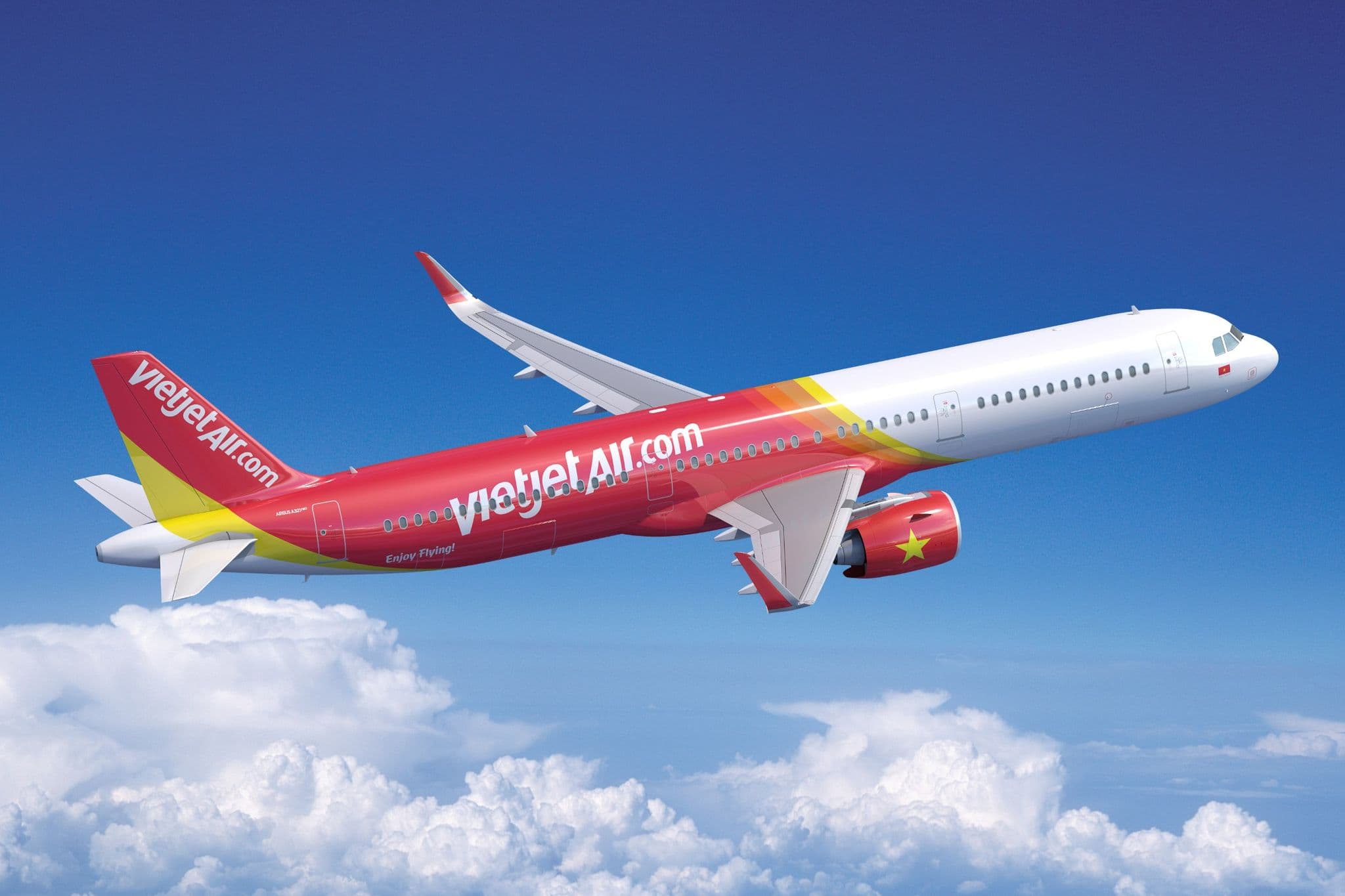 VietJet Air空客A321neo飞机,红黄涂装,在白云上方飞行