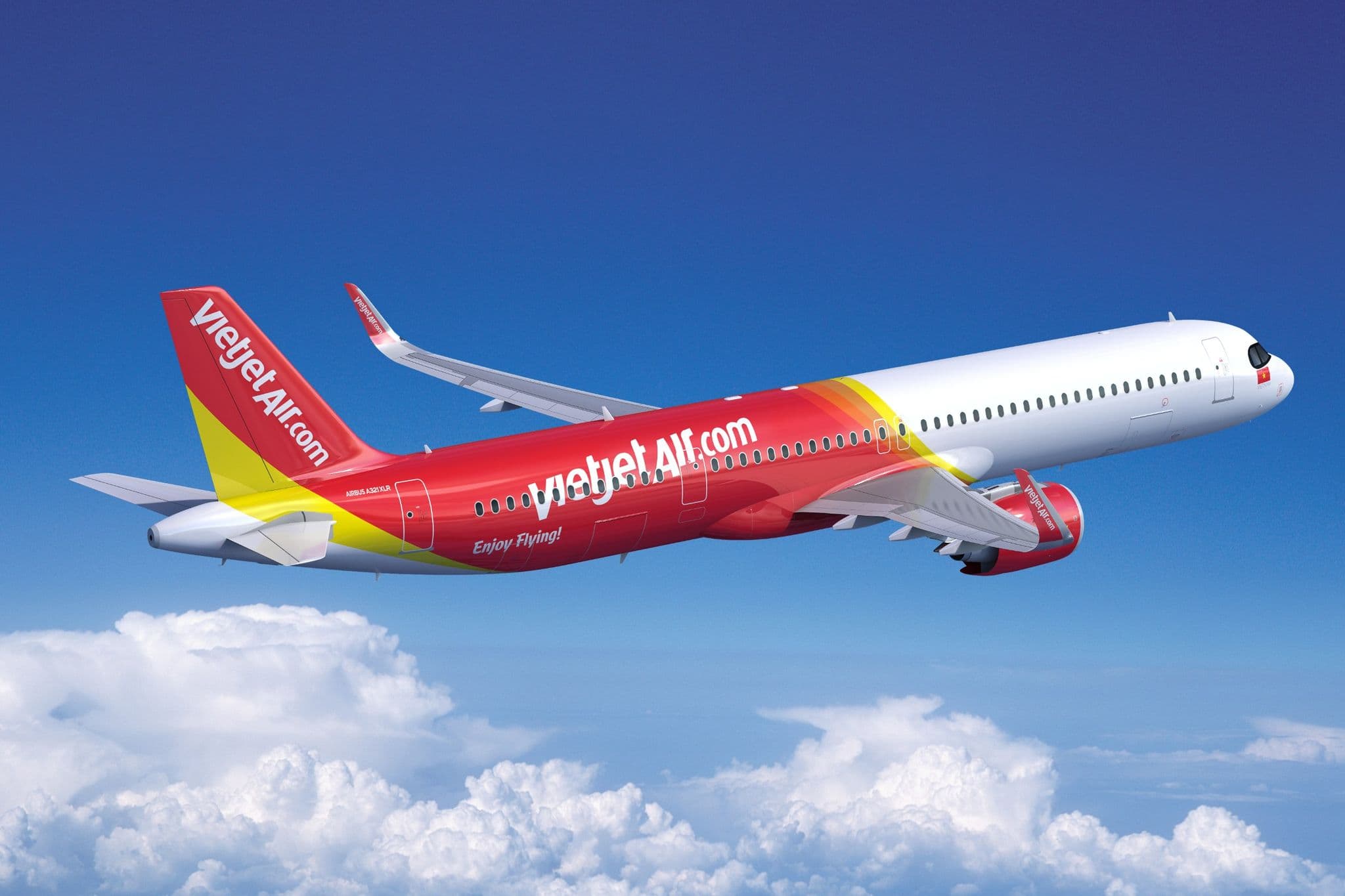 VietJet Air空客A321XLR客机在蓝天下飞越云层上方