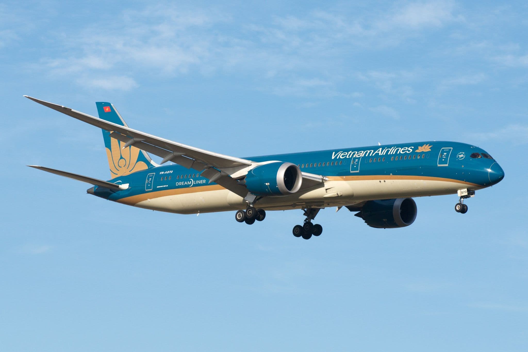 藍天背景下飛行中的 Vietnam Airlines Boeing 787-9 Dreamliner (VN-A870)
