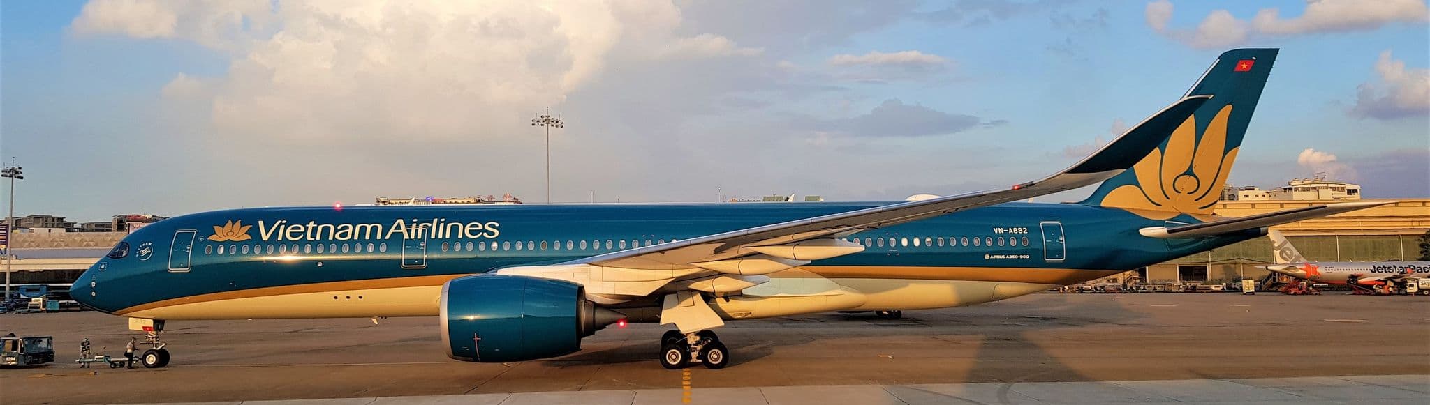 位於胡志明市新山一國際機場的 Vietnam Airlines Airbus A350-900 (VN-A892)