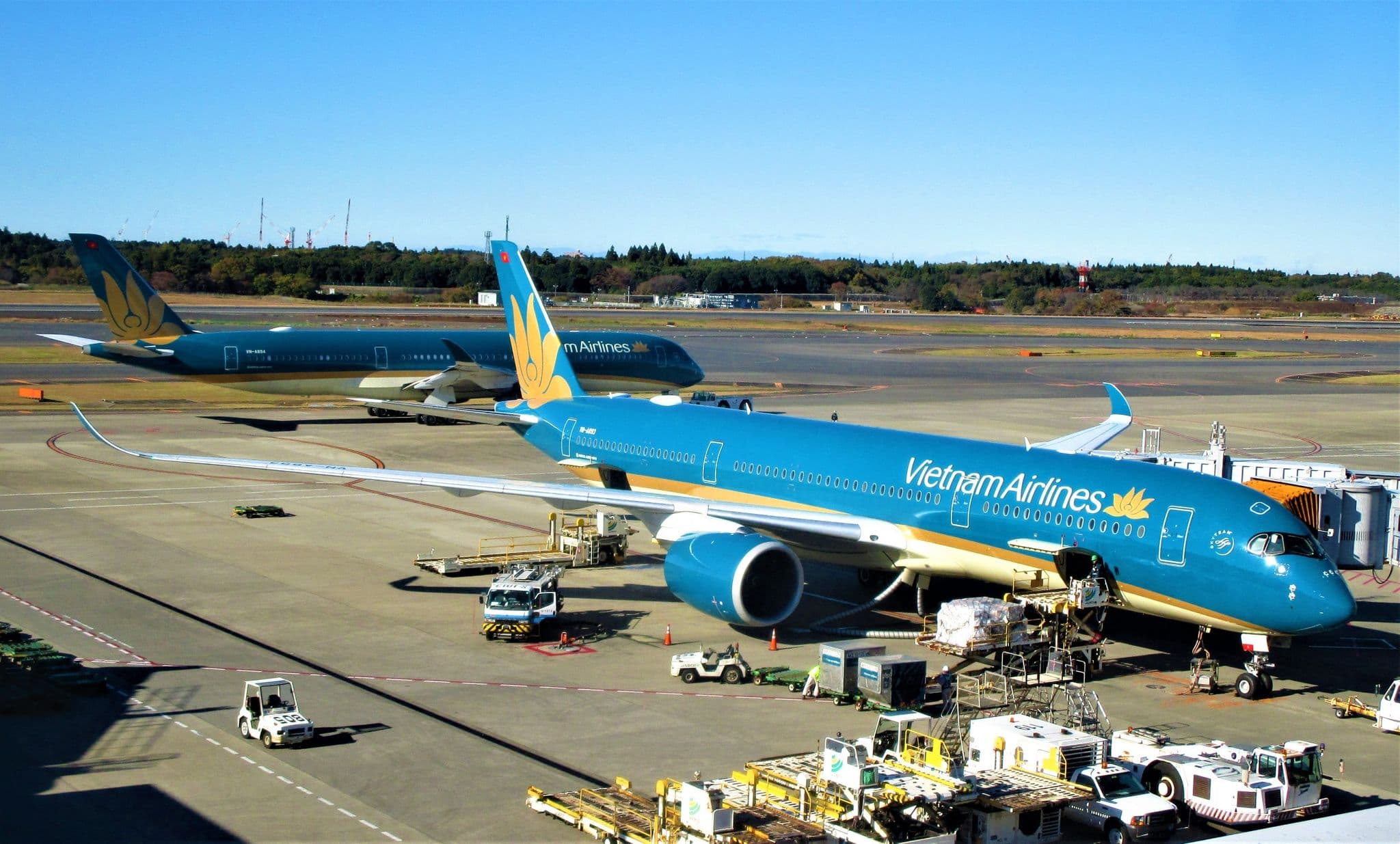 兩架 Vietnam Airlines Airbus A350 客機位於成田國際機場