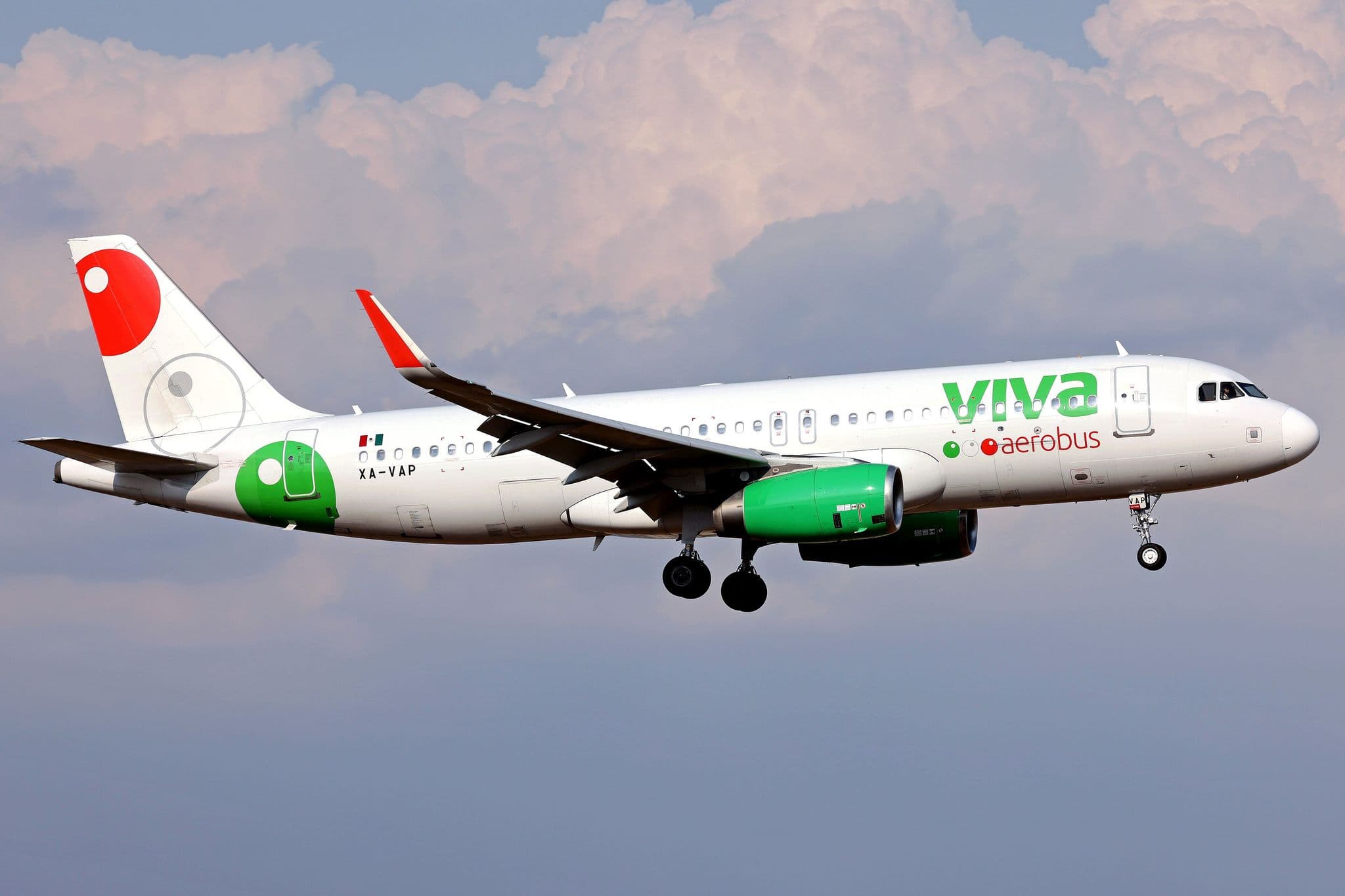 Viva Aerobus Airbus A320 XA-VAP vliegt over Toluca onder een bewolkte hemel