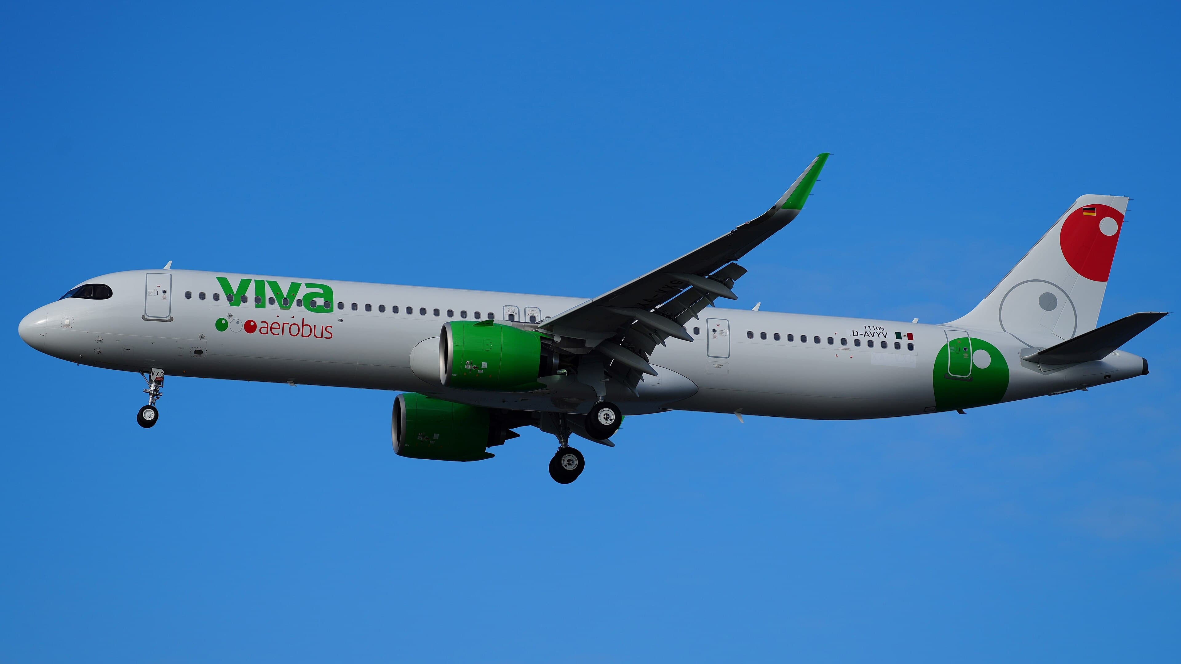 Viva Aerobus 空客 A321neo 客机 XA-VXG 在蓝天下飞行
