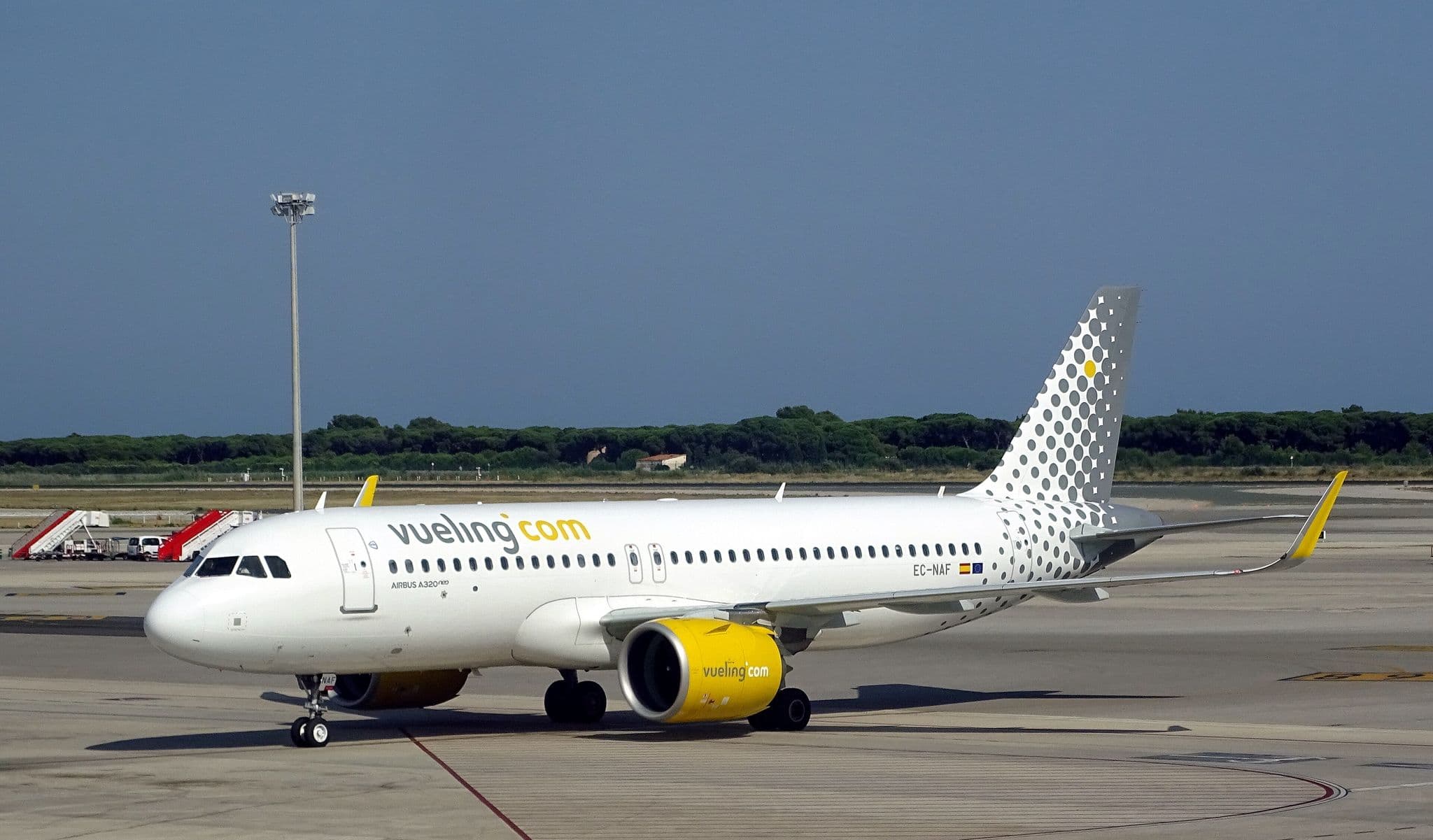 バルセロナ・エルプラット空港にいるVueling Airbus A320neo EC-NAF
