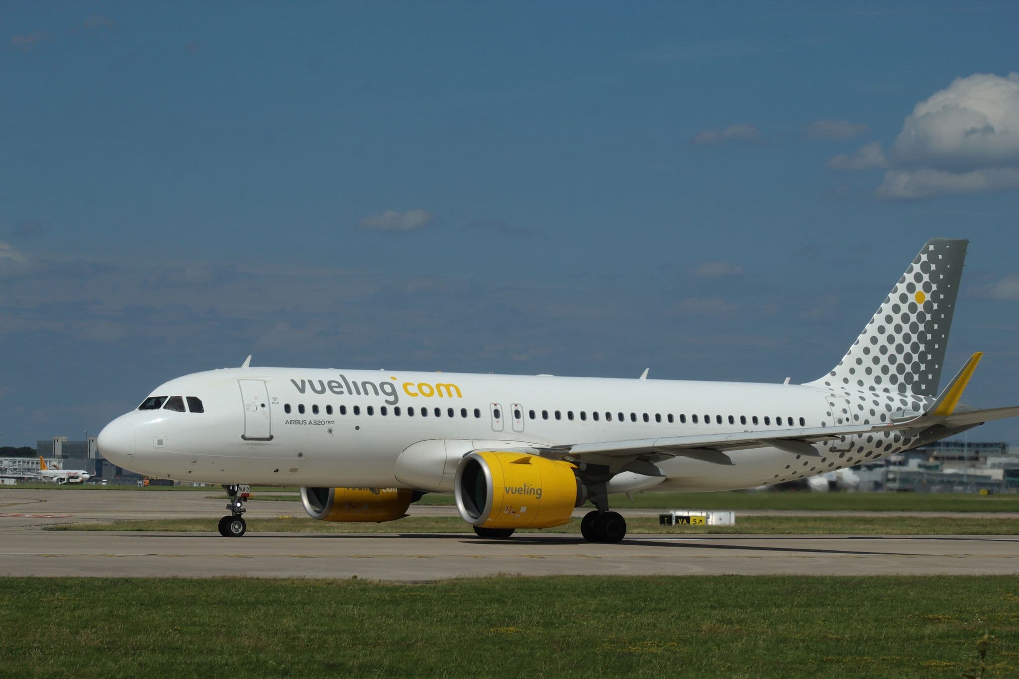 マンチェスター空港にいるVueling Airbus A320neo EC-NAY