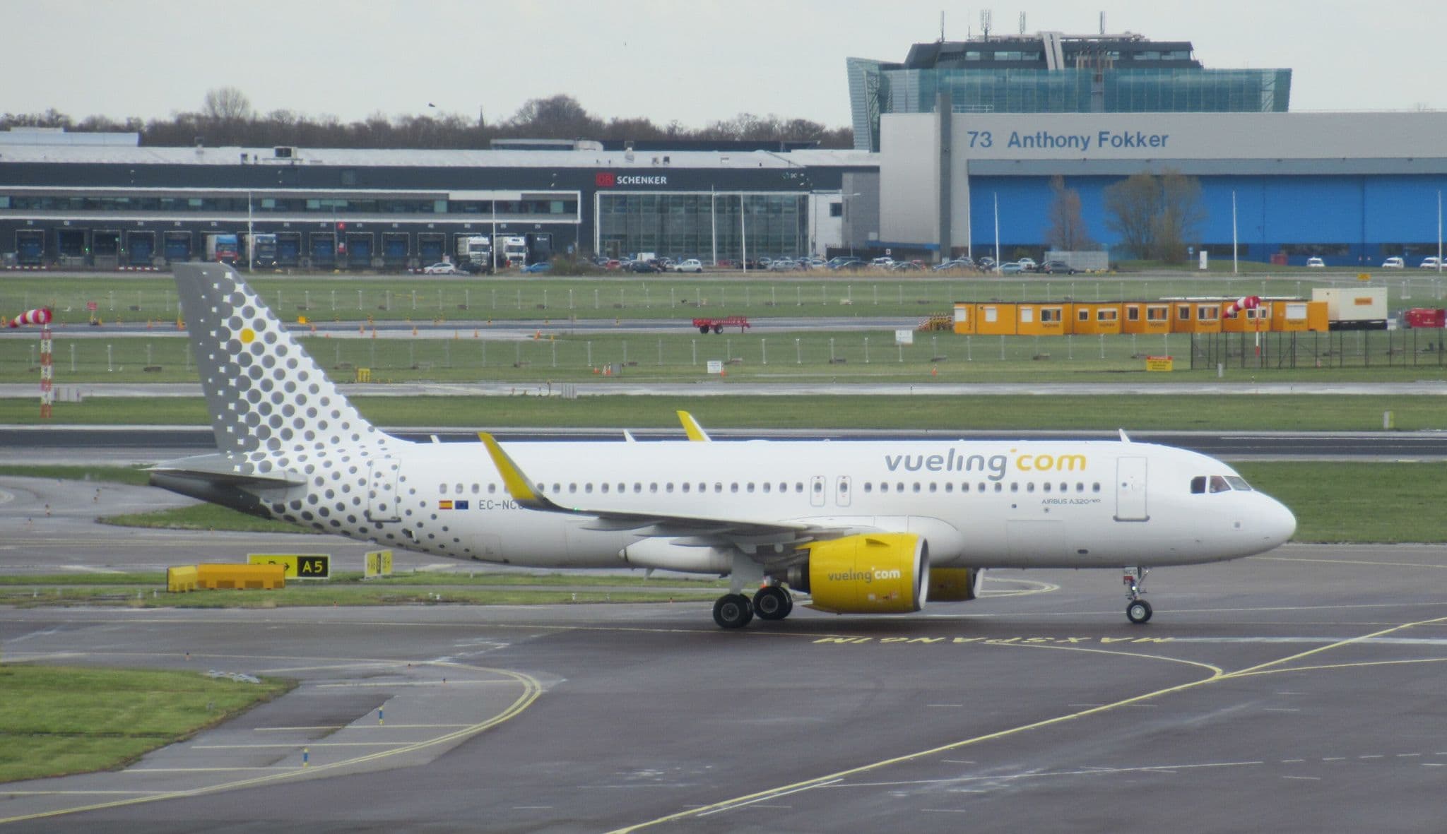 アムステルダム・スキポール空港を地上走行するVueling Airbus A320neo EC-NCG