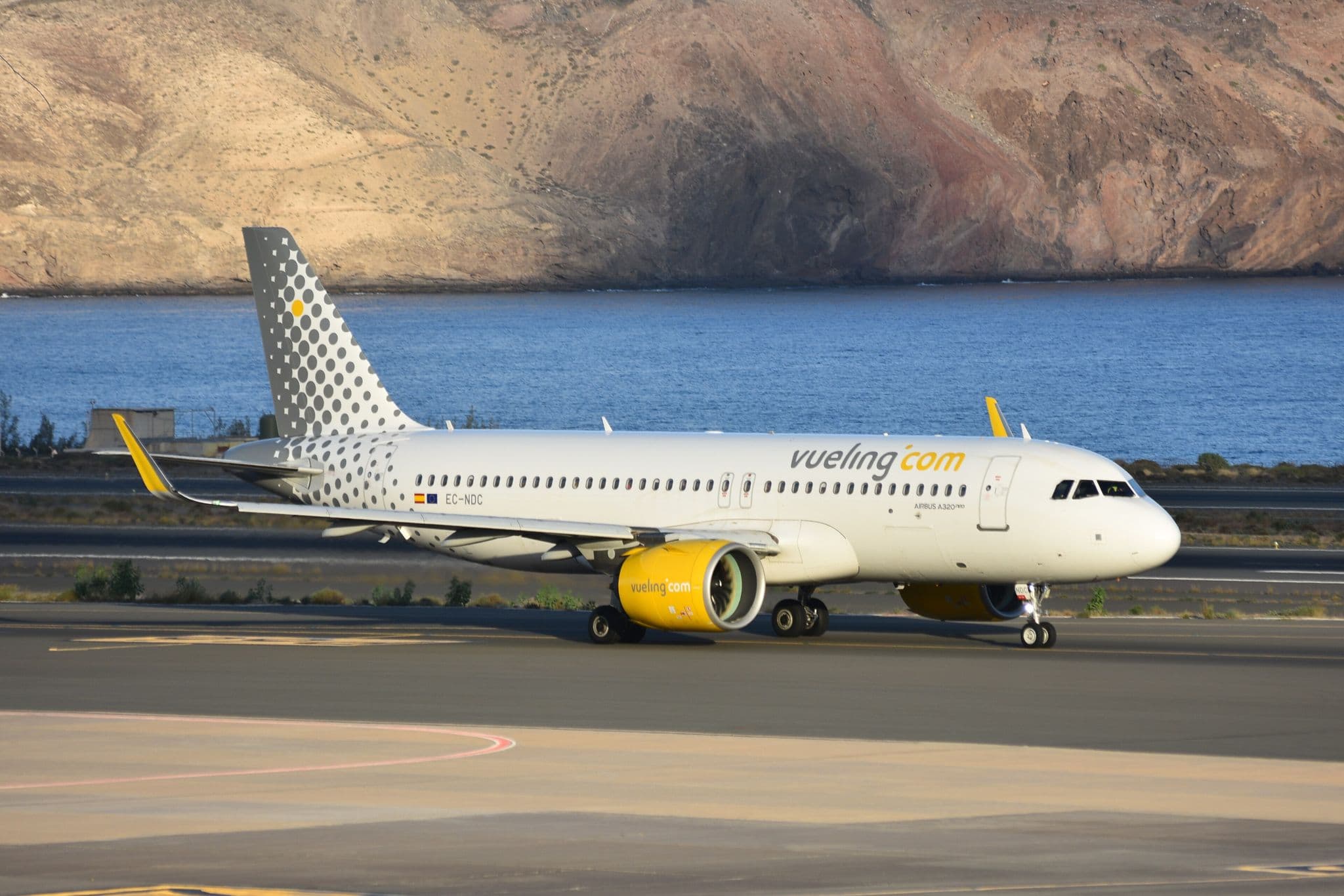 海を背にしたグラン・カナリア空港にいるVueling Airbus A320neo EC-NDC
