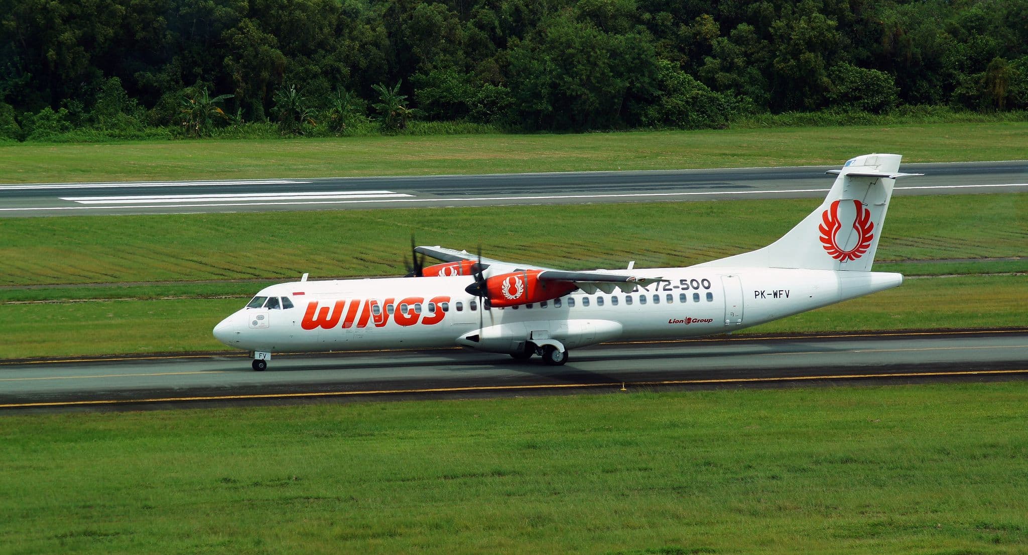 Wings Air ATR 72-500 飞机在巴厘巴板苏丹阿吉·穆罕默德·苏莱曼机场跑道上