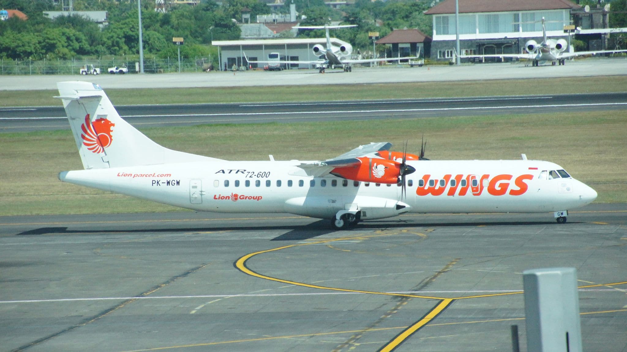 Wings Air ATR 72 飞机 PK-WGW 在巴厘岛努拉赖国际机场滑行