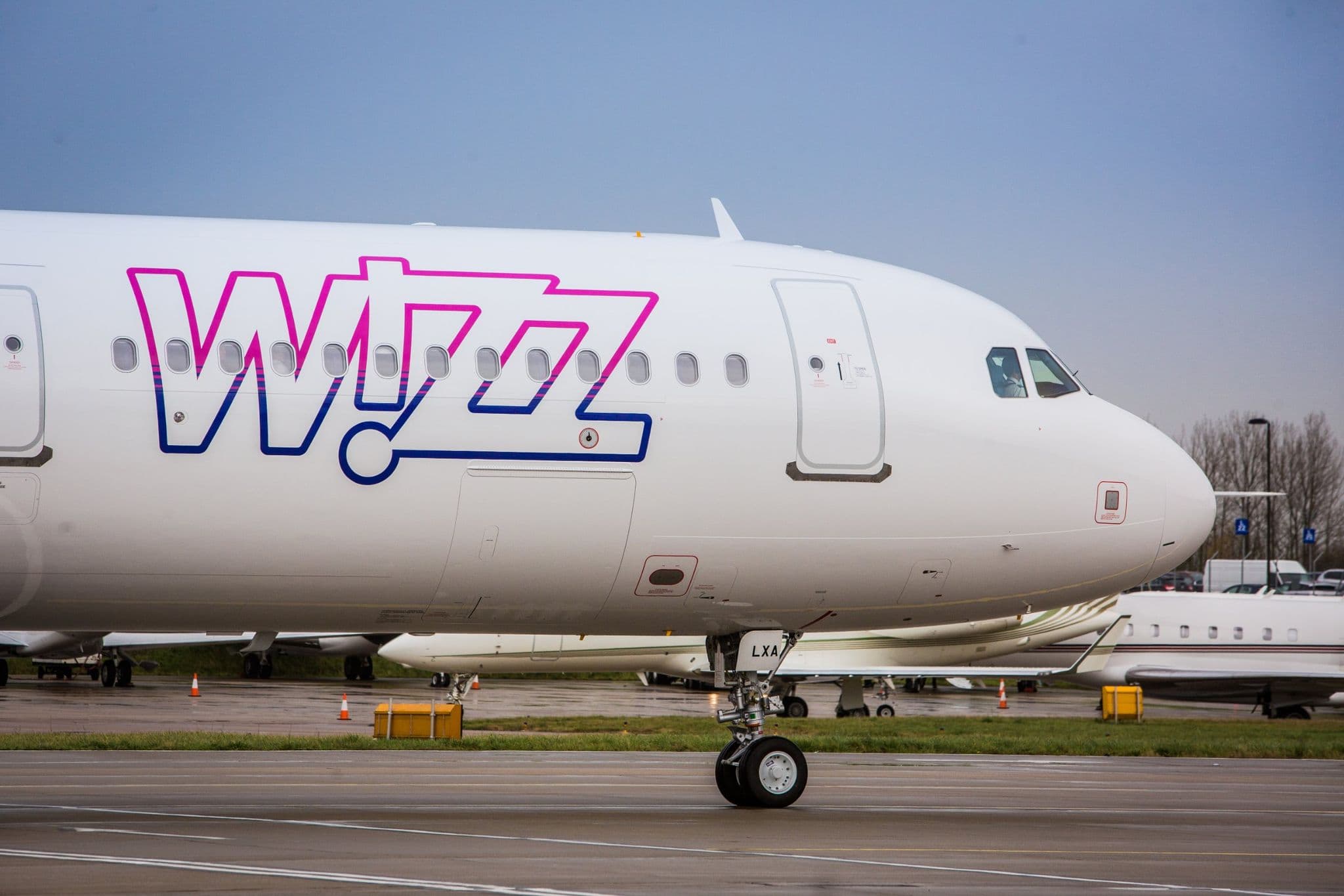 停泊在停機坪上、塗有現行粉紅、紫色與白色塗裝的 Wizz Air Airbus A321