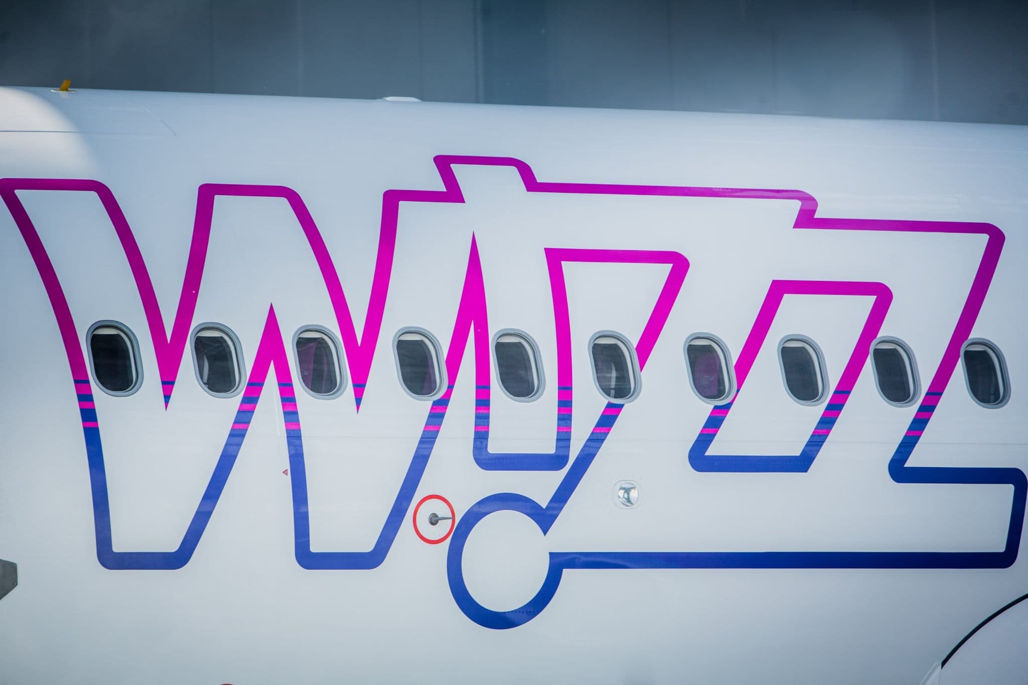 Wizz Air Airbus A321 機身上 Wizz Air 標誌的特寫